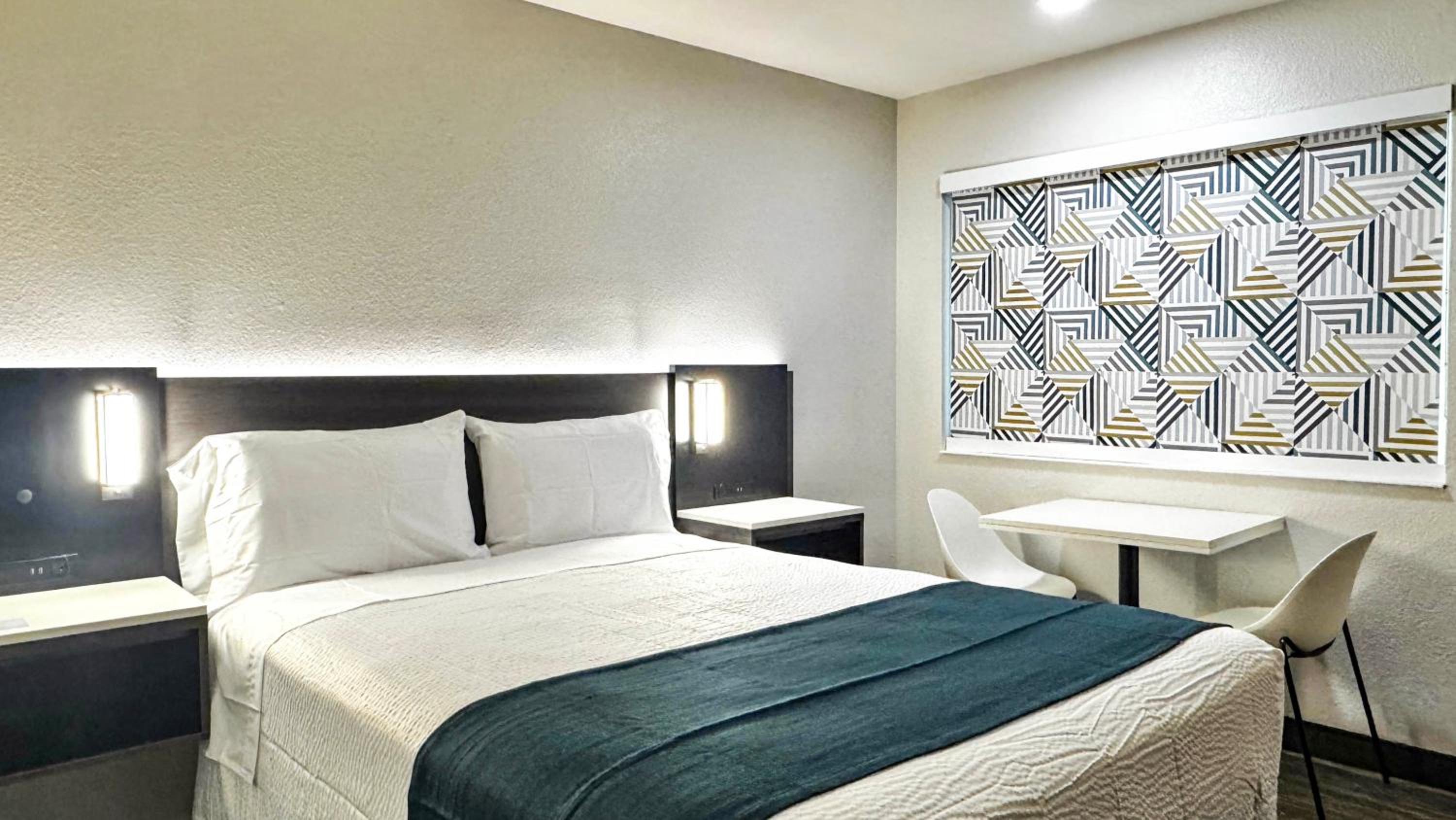 Deluxe Queen Room