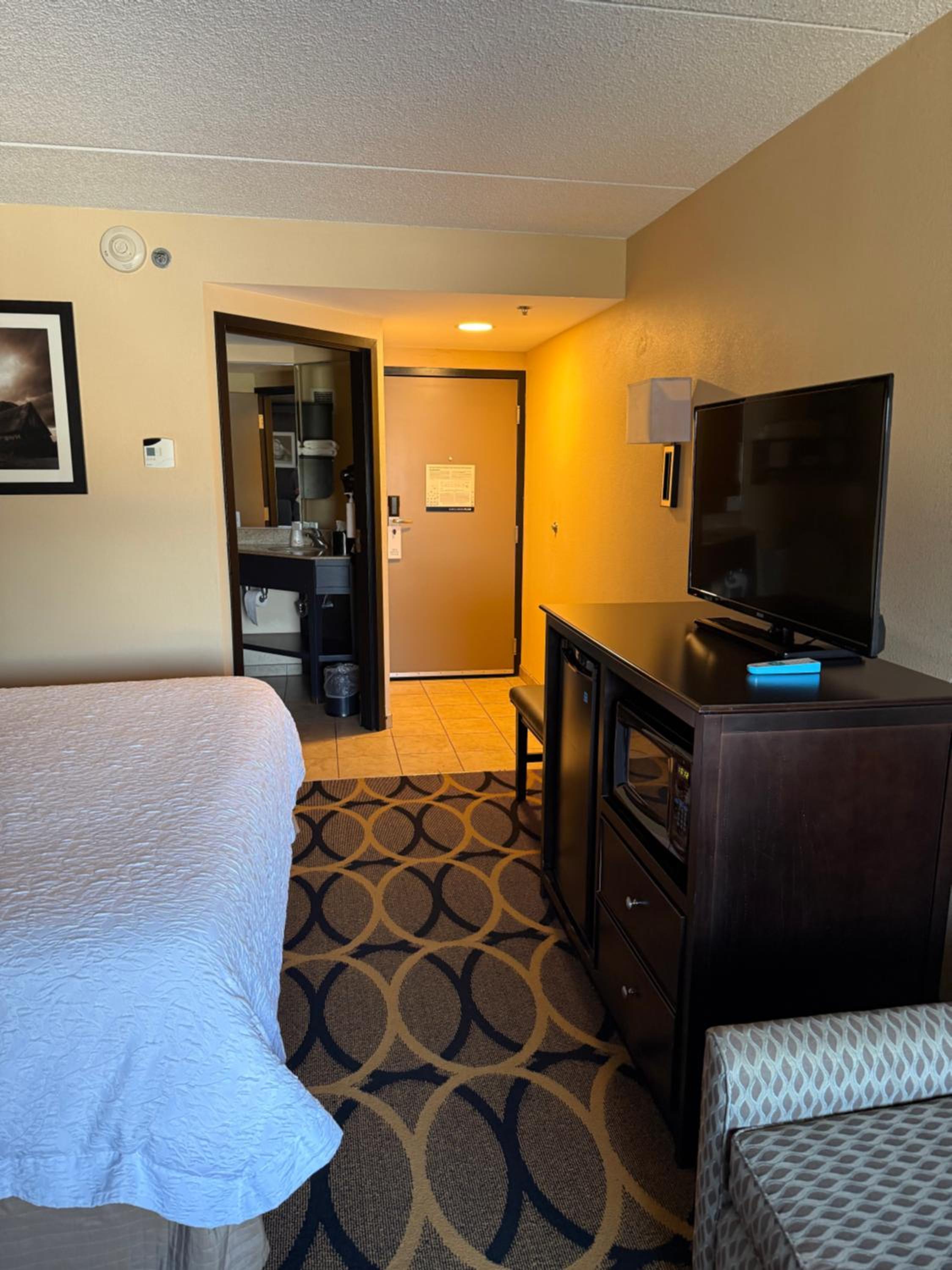King Room with King Bed - Non-Smoking - Photo 2