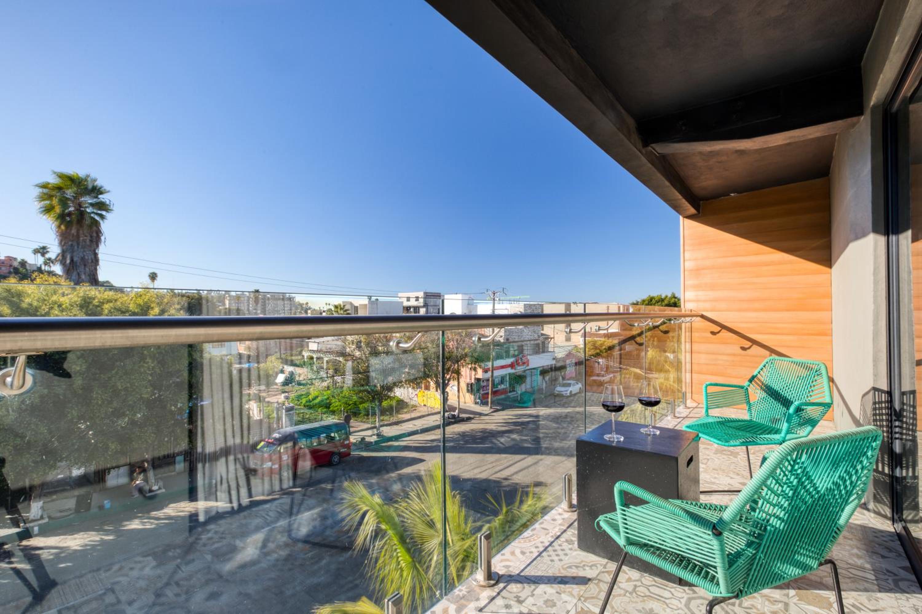 2 Queen Beds, 2 Bedroom Apartment, Balcony photo 1