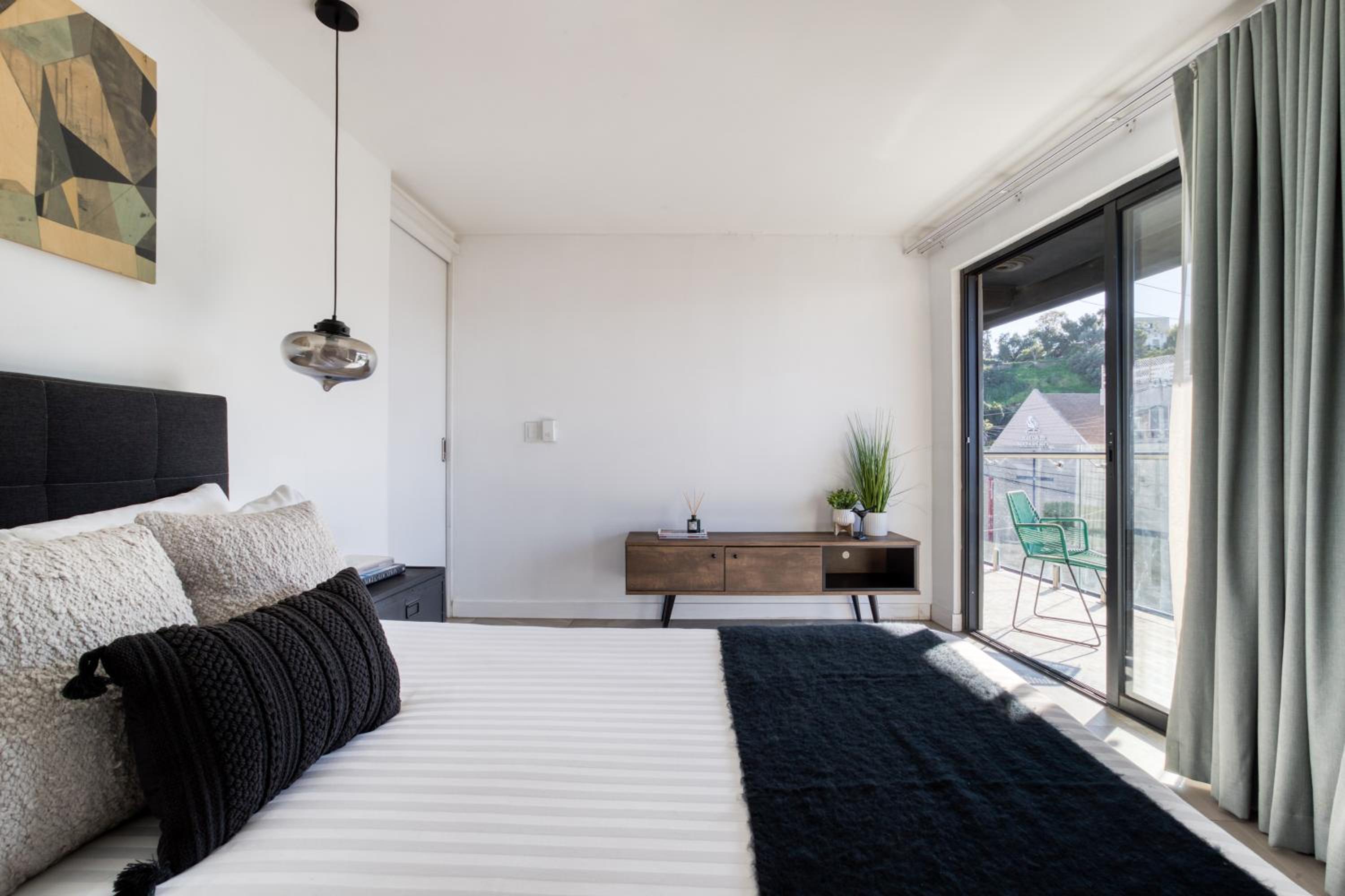 2 Queen Beds, 2 Bedroom Apartment, Balcony photo 3