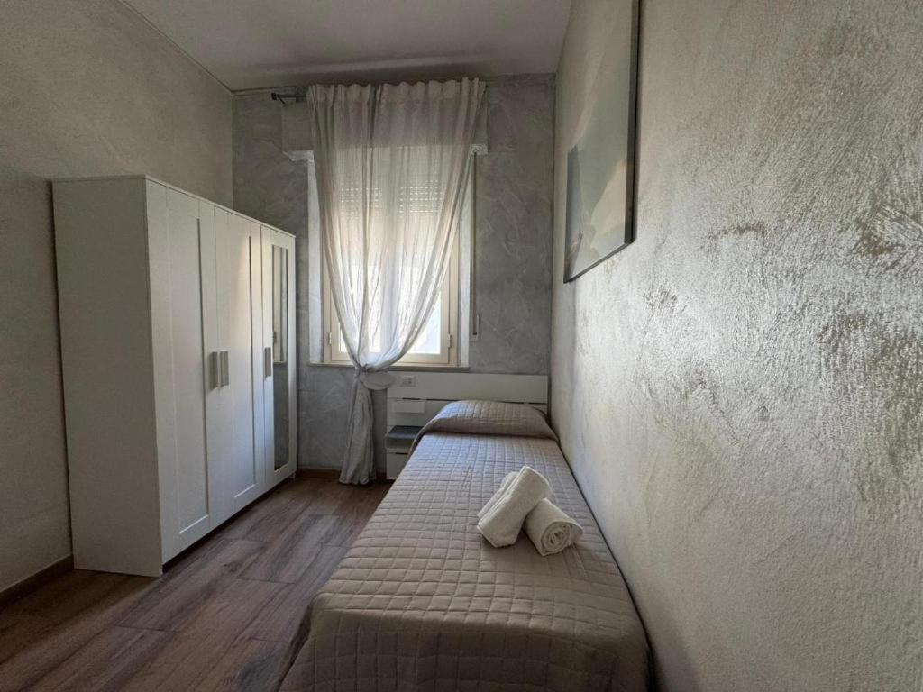 Single Room with Bathroom - Annex