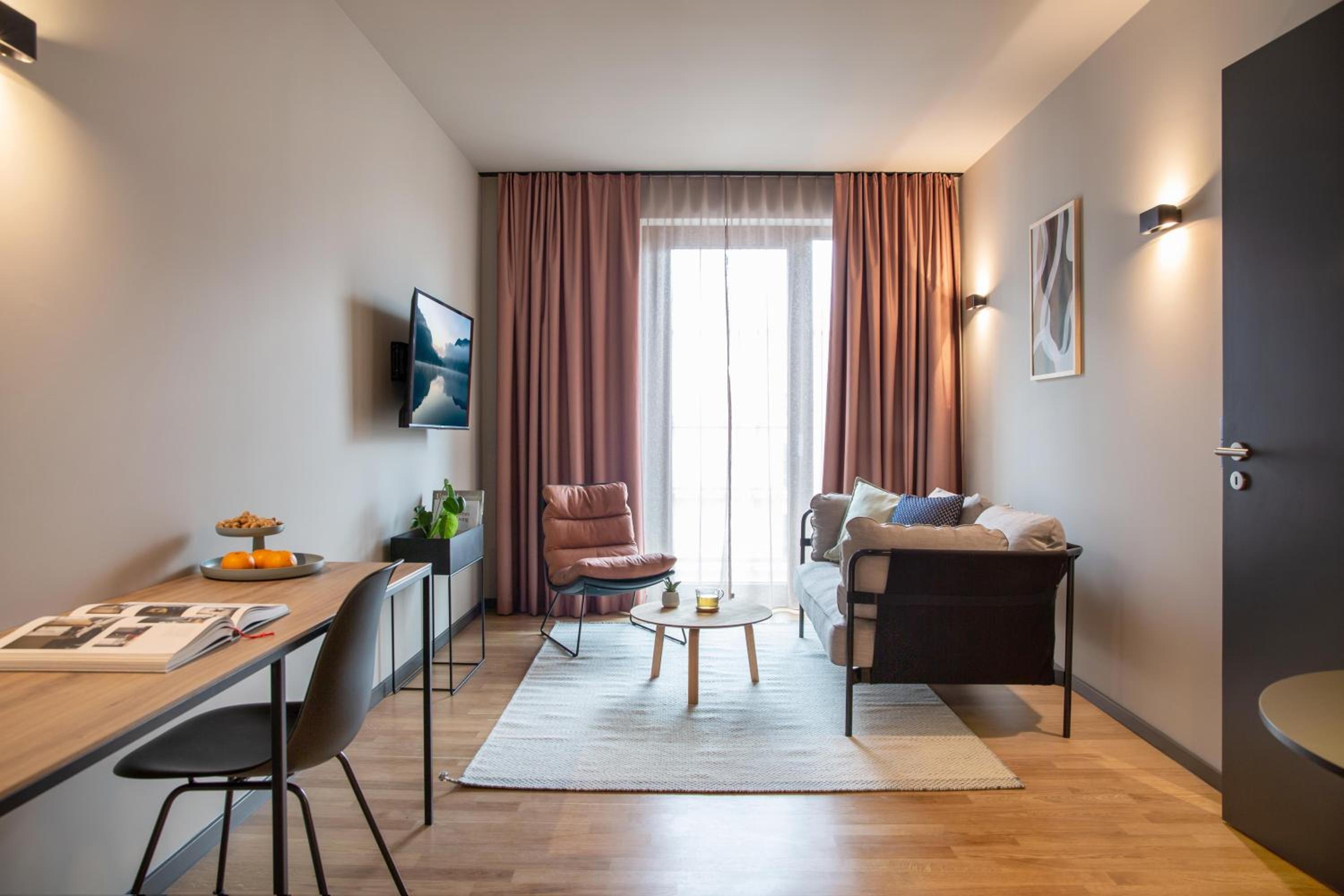 Medium Apartment with Queen Bed and Kitchen - Photo 2