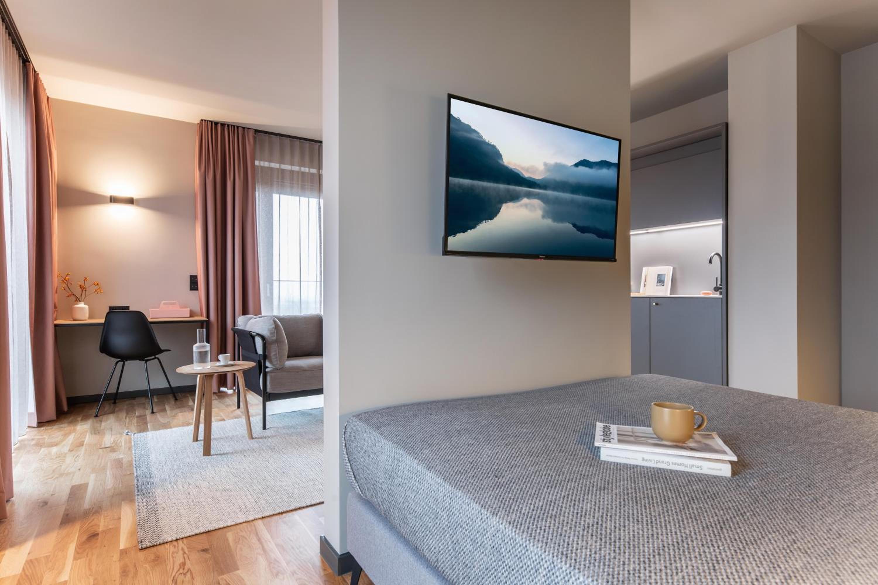 Medium Apartment with Queen Bed and Kitchen - Photo 3