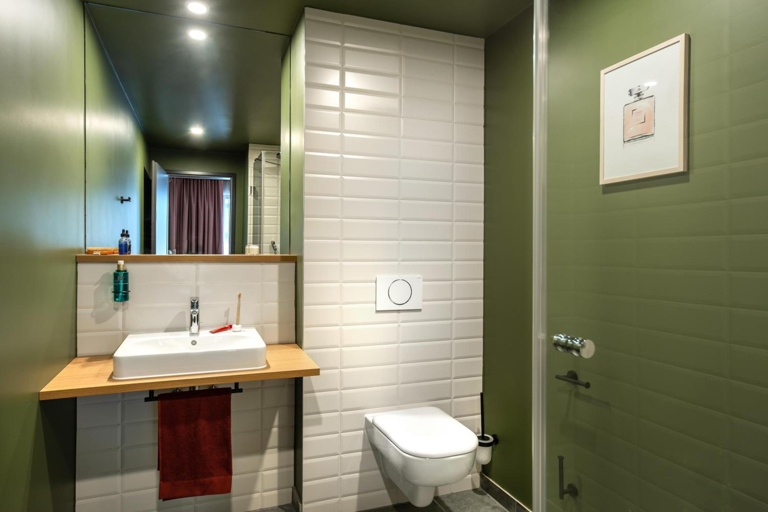 Smart Apartment with Queen Bed and Kitchen - Photo 6