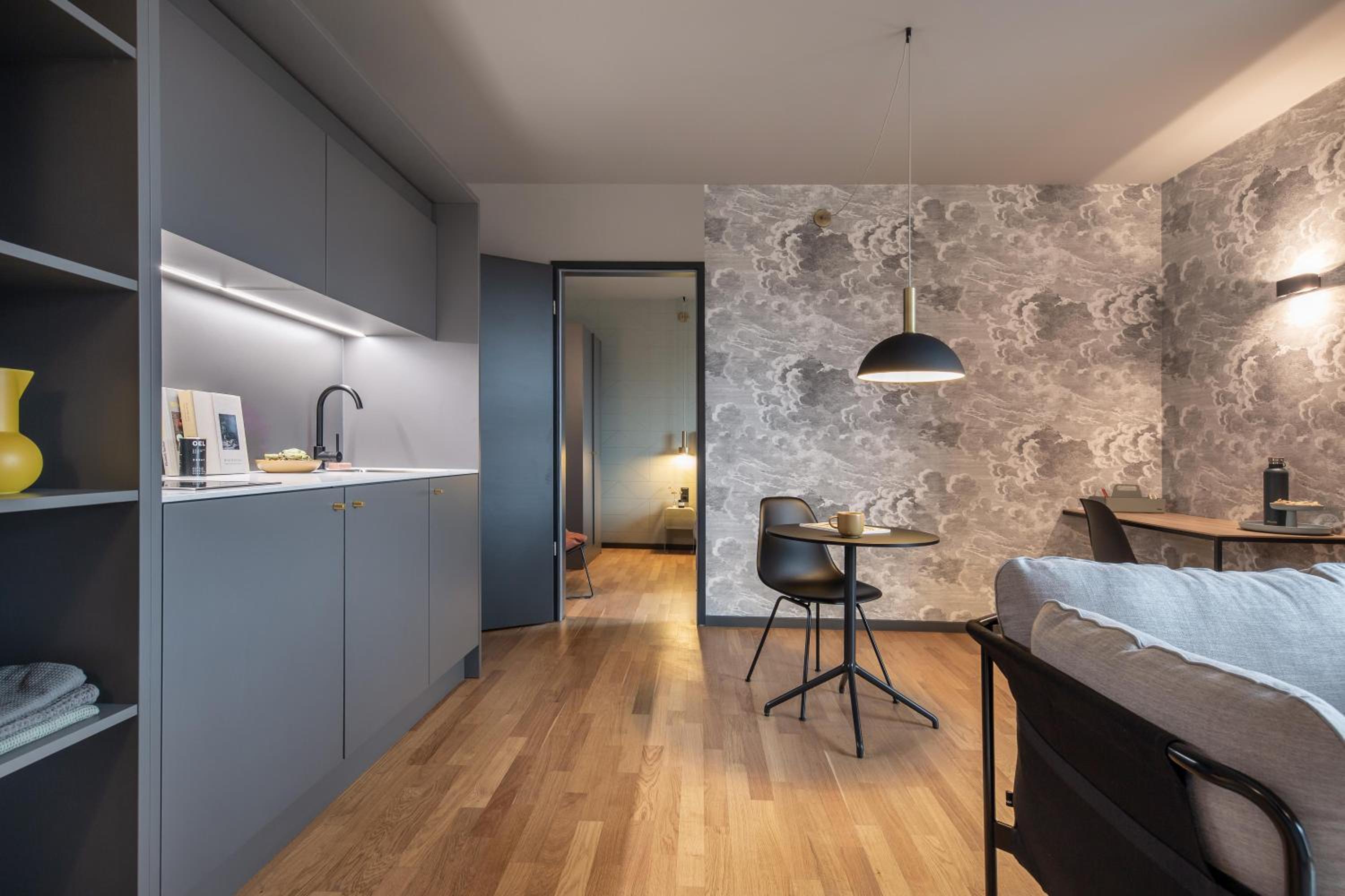 Luxury Apartment with King Bed and Kitchen thumbnail 5