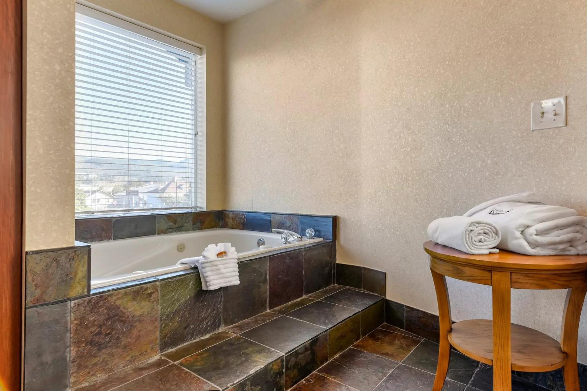 King Jacuzzi Suite - Mobility Accessible w/ Tub - Non Smoking/ No Pets - Photo 6