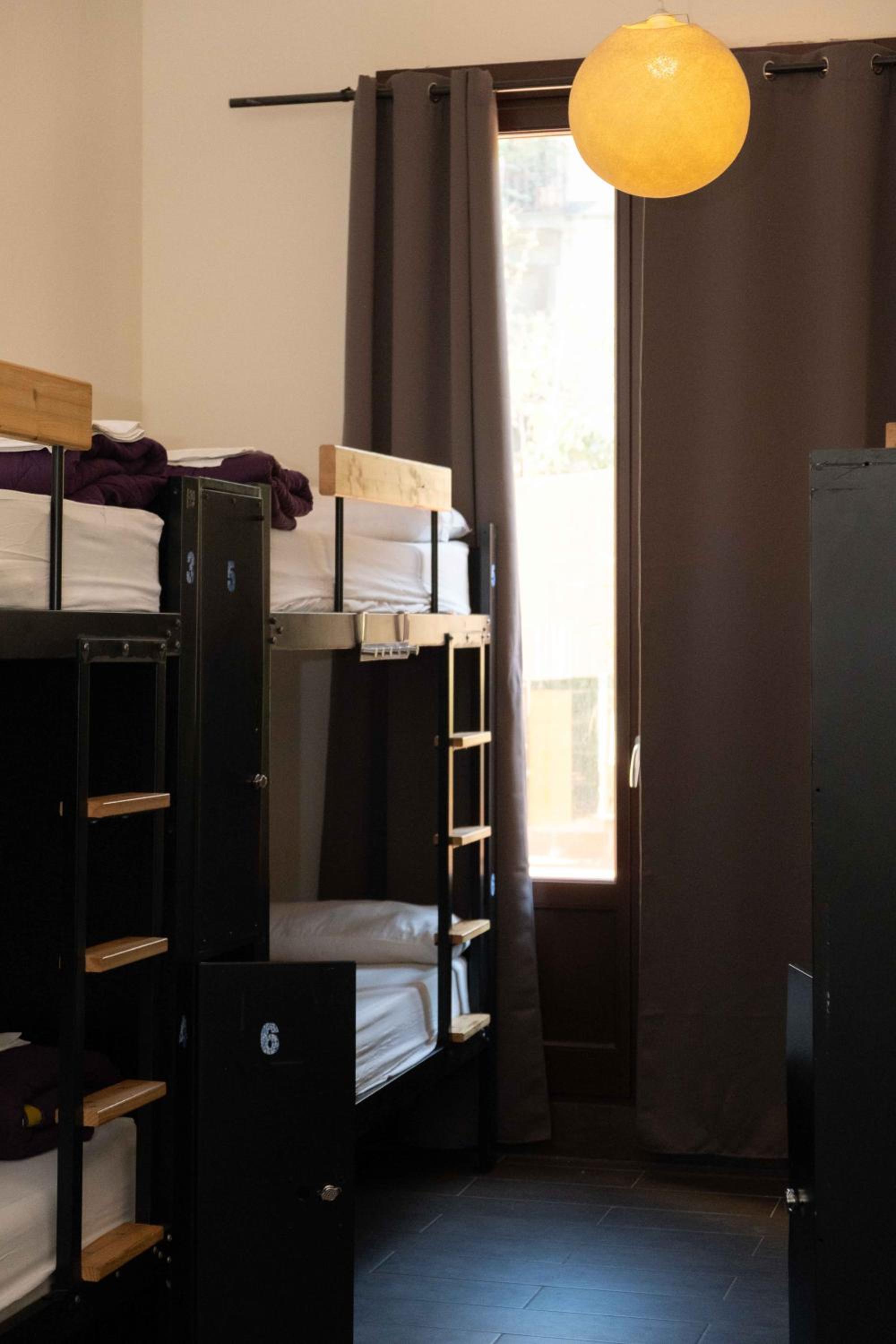 Cama individual en habitación compartida para 16 personas