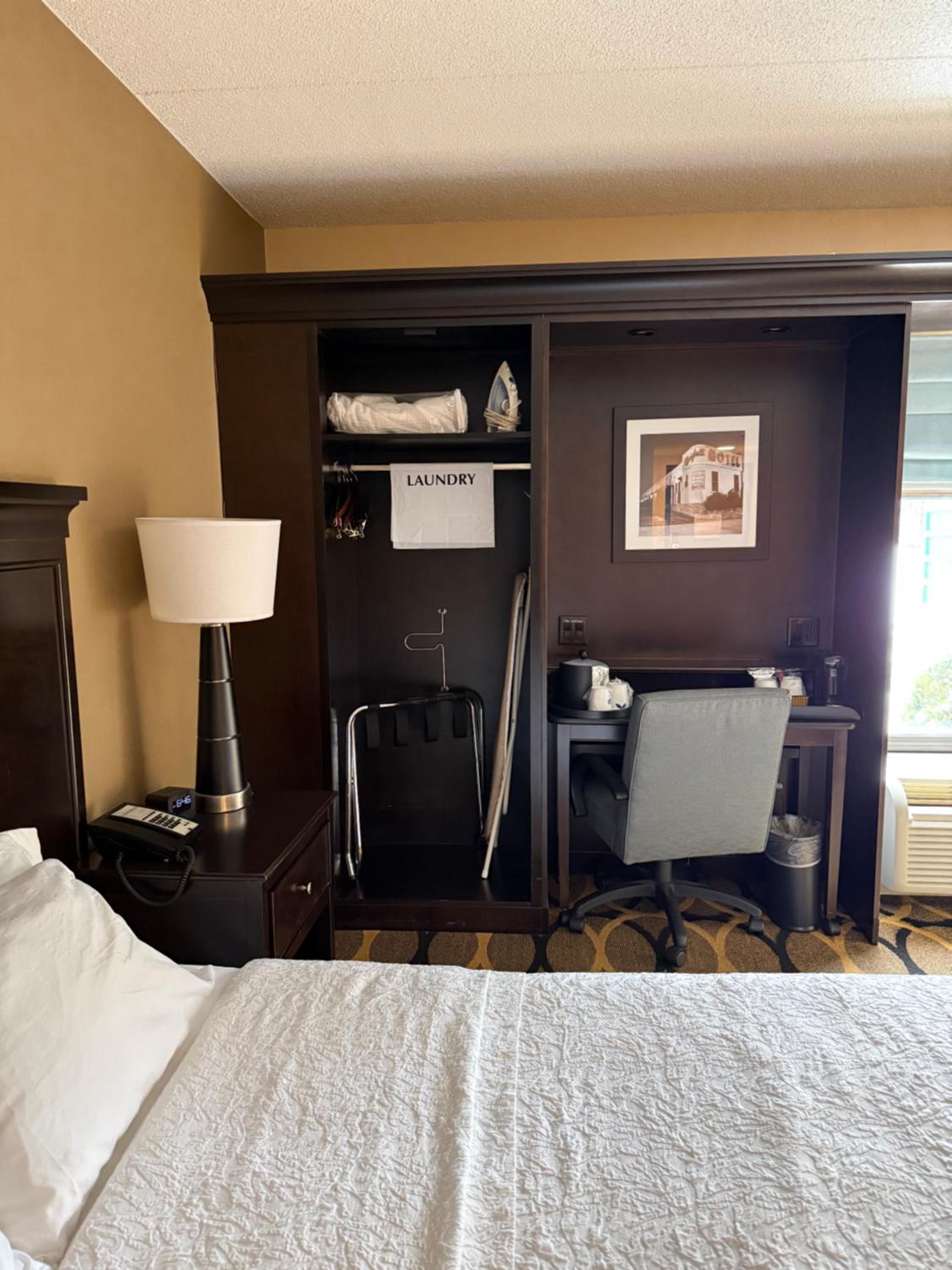 Queen Room with Mobility Access/Non-Smoking photo 2