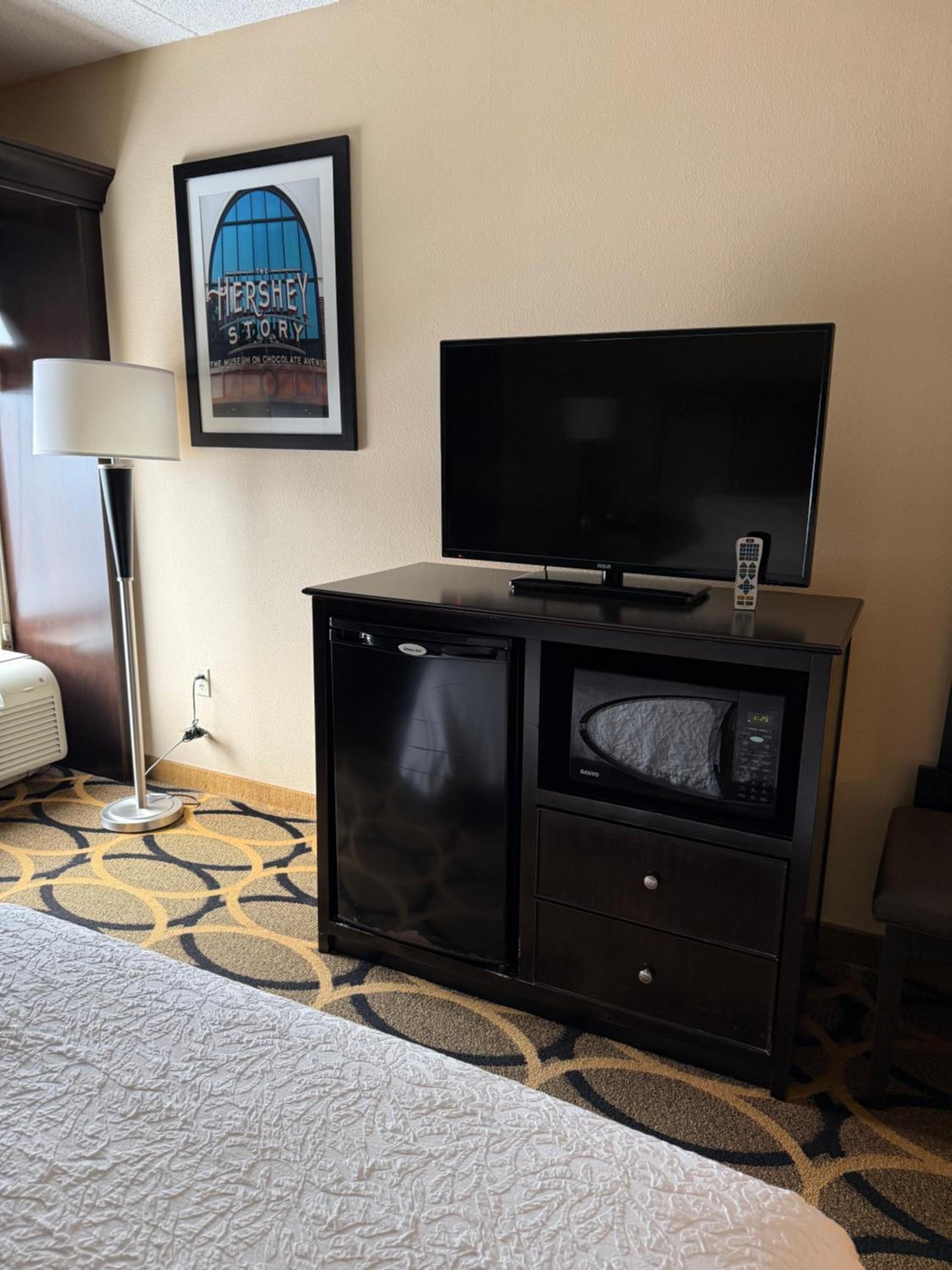 Queen Room with Mobility Access/Non-Smoking photo 3