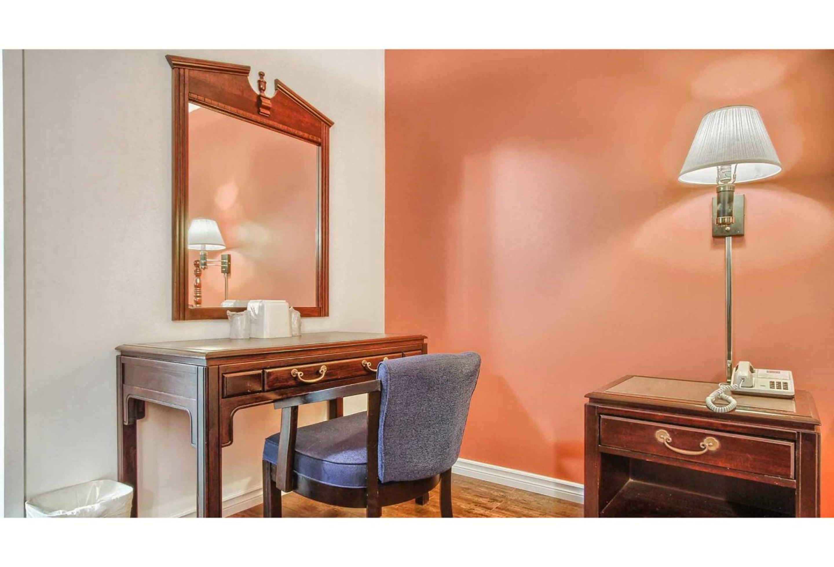 Queen Room photo 2