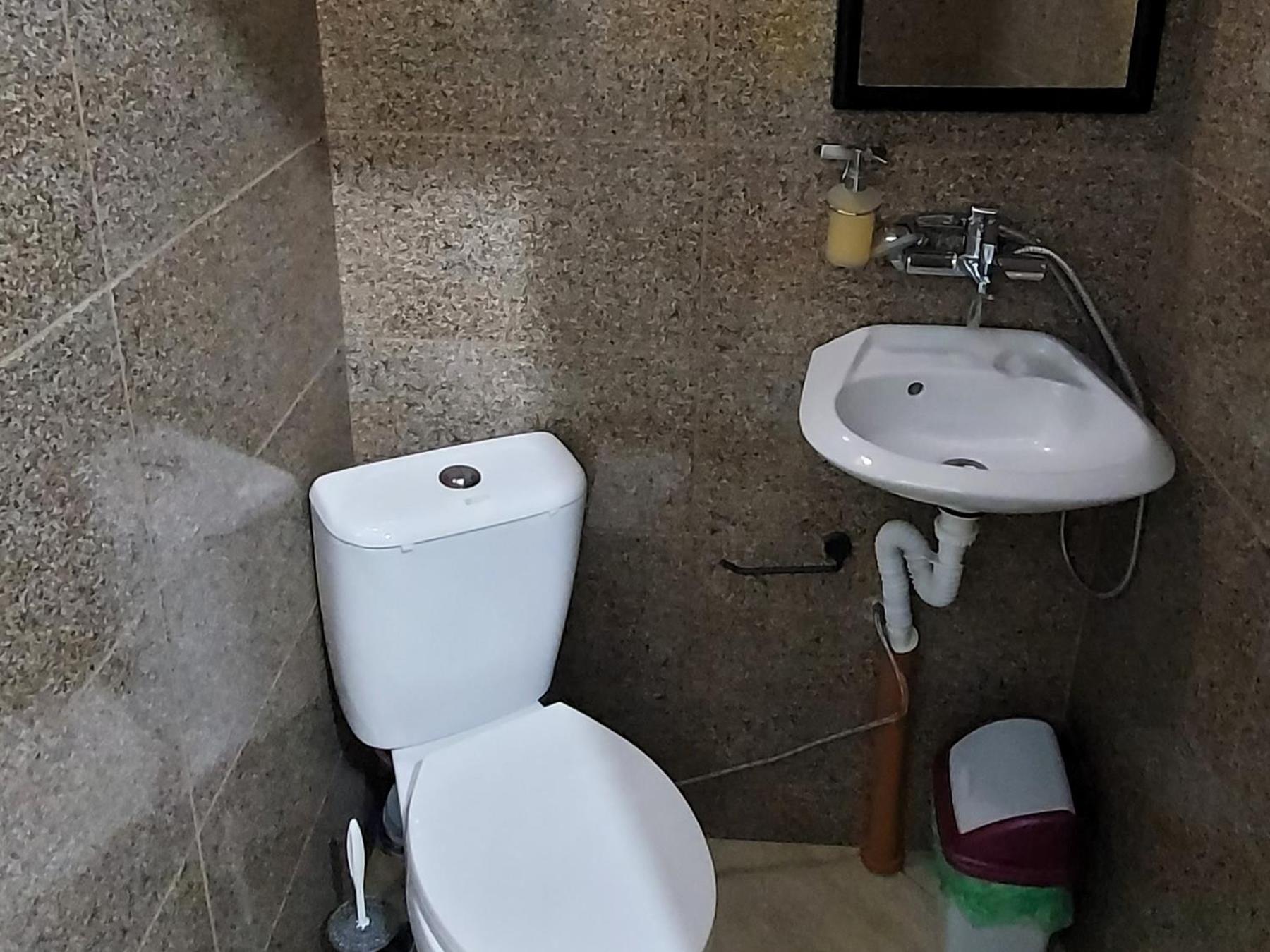 Twin Room with Private Bathroom photo 2