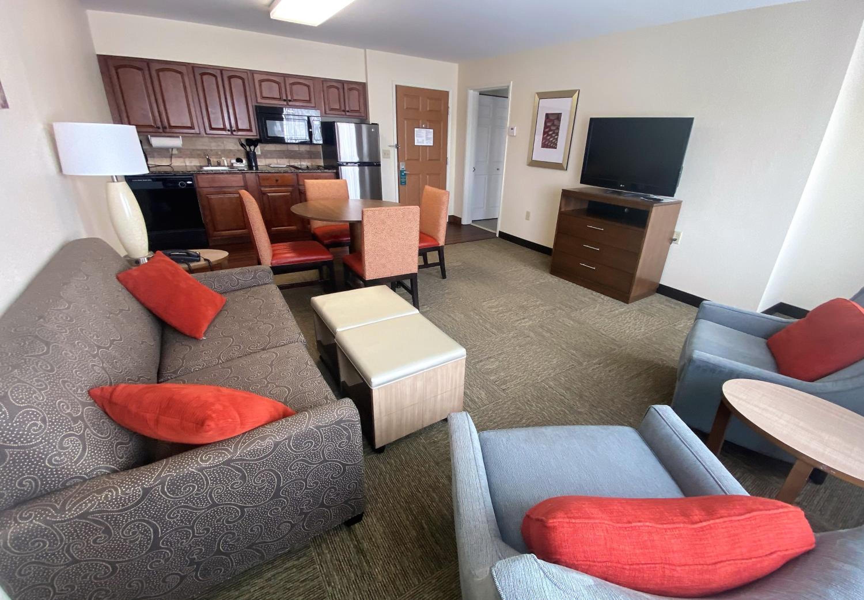 Deluxe One-Bedroom Queen Suite - Photo 2