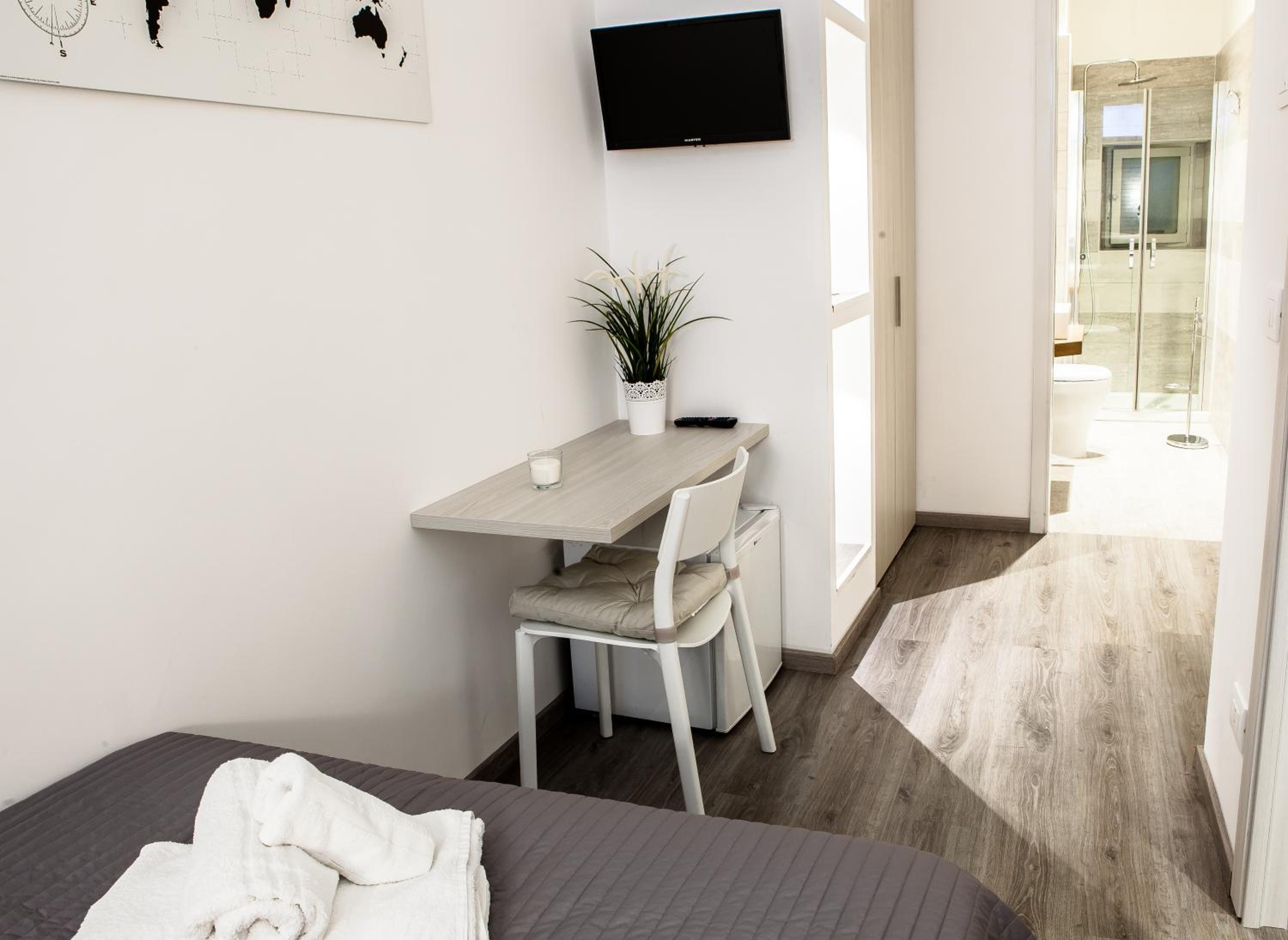 Single Room with Private Bathroom photo 2