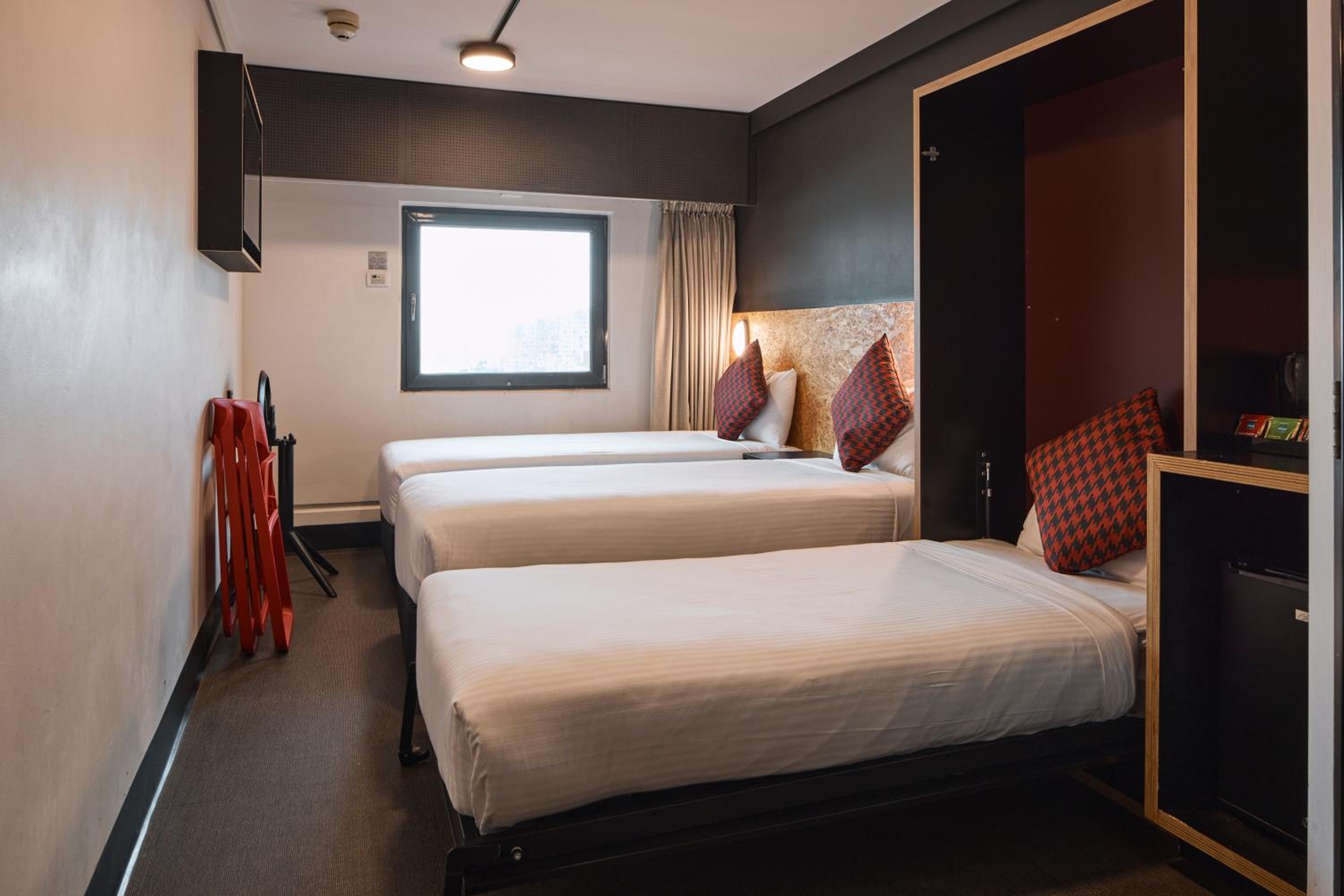 Standard Room with One King Bed and One Single Bed - Photo 2