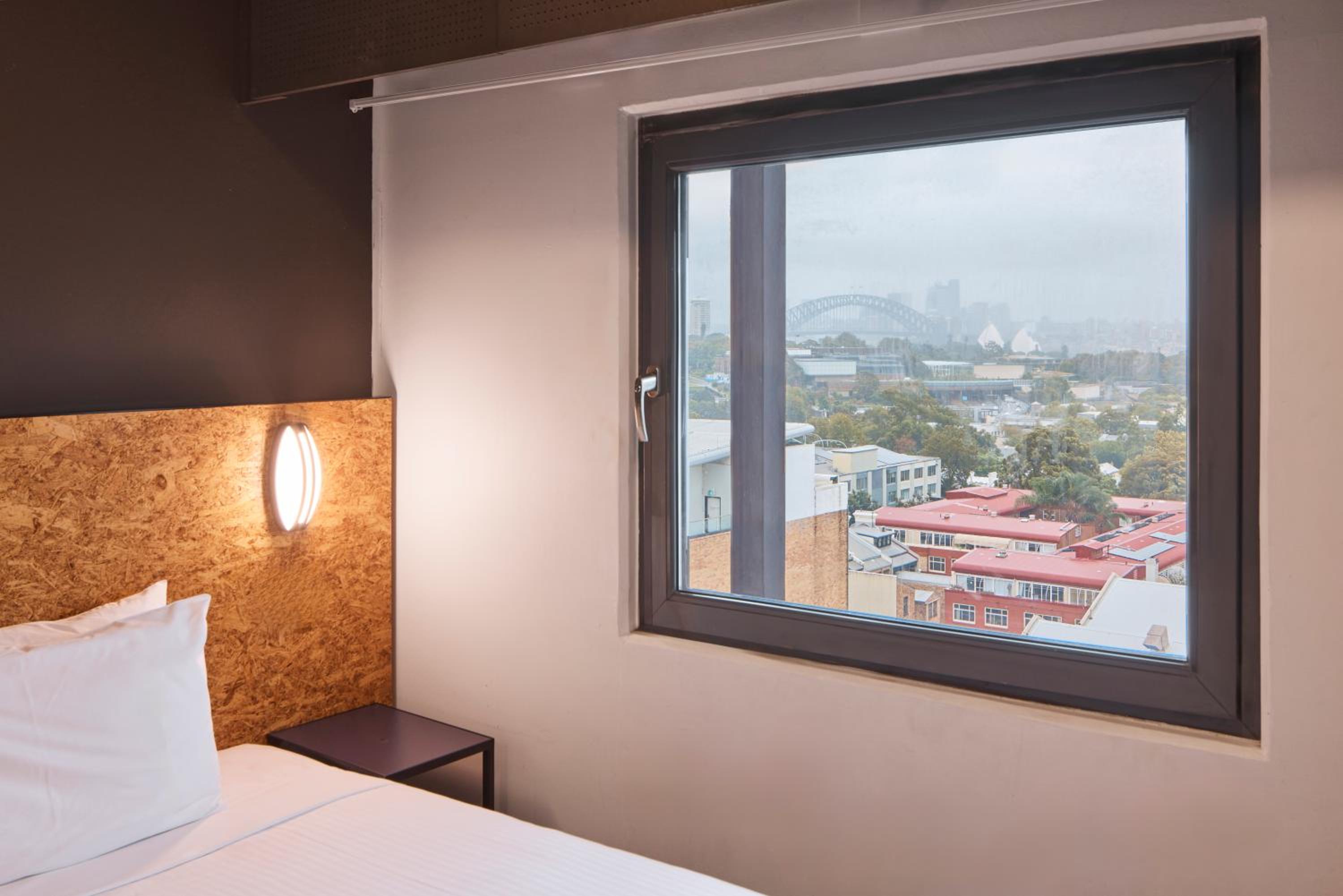 Standard Room with One King Bed and One Single Bed - Photo 3