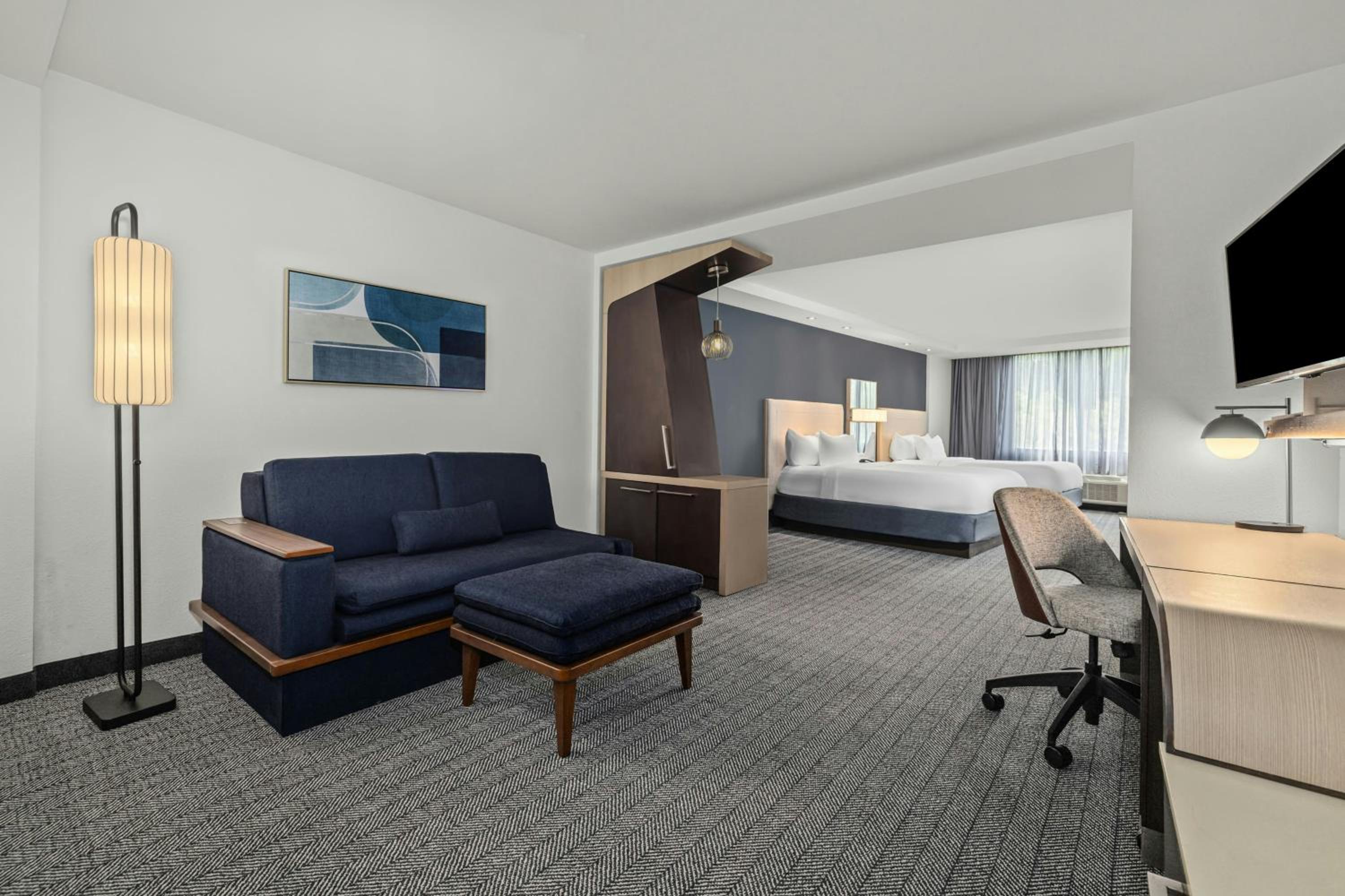 Queen Suite with Two Queen Beds, Bathtub and Sofa Bed - Mobility Access/Hearing Accessible photo 1