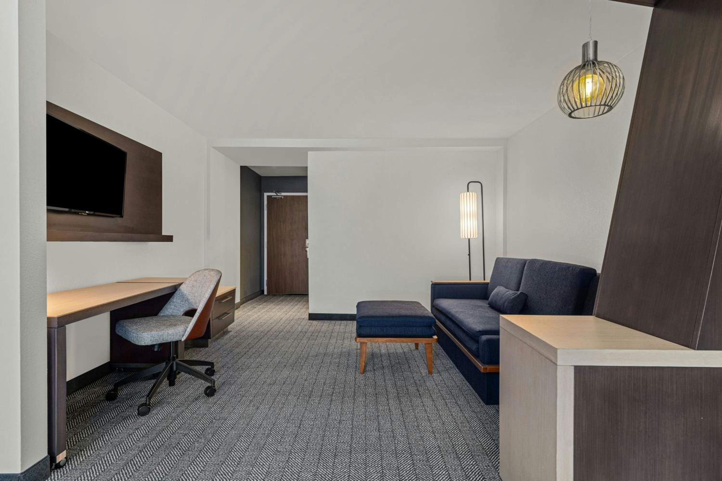 Queen Suite with Two Queen Beds, Bathtub and Sofa Bed - Mobility Access/Hearing Accessible photo 2