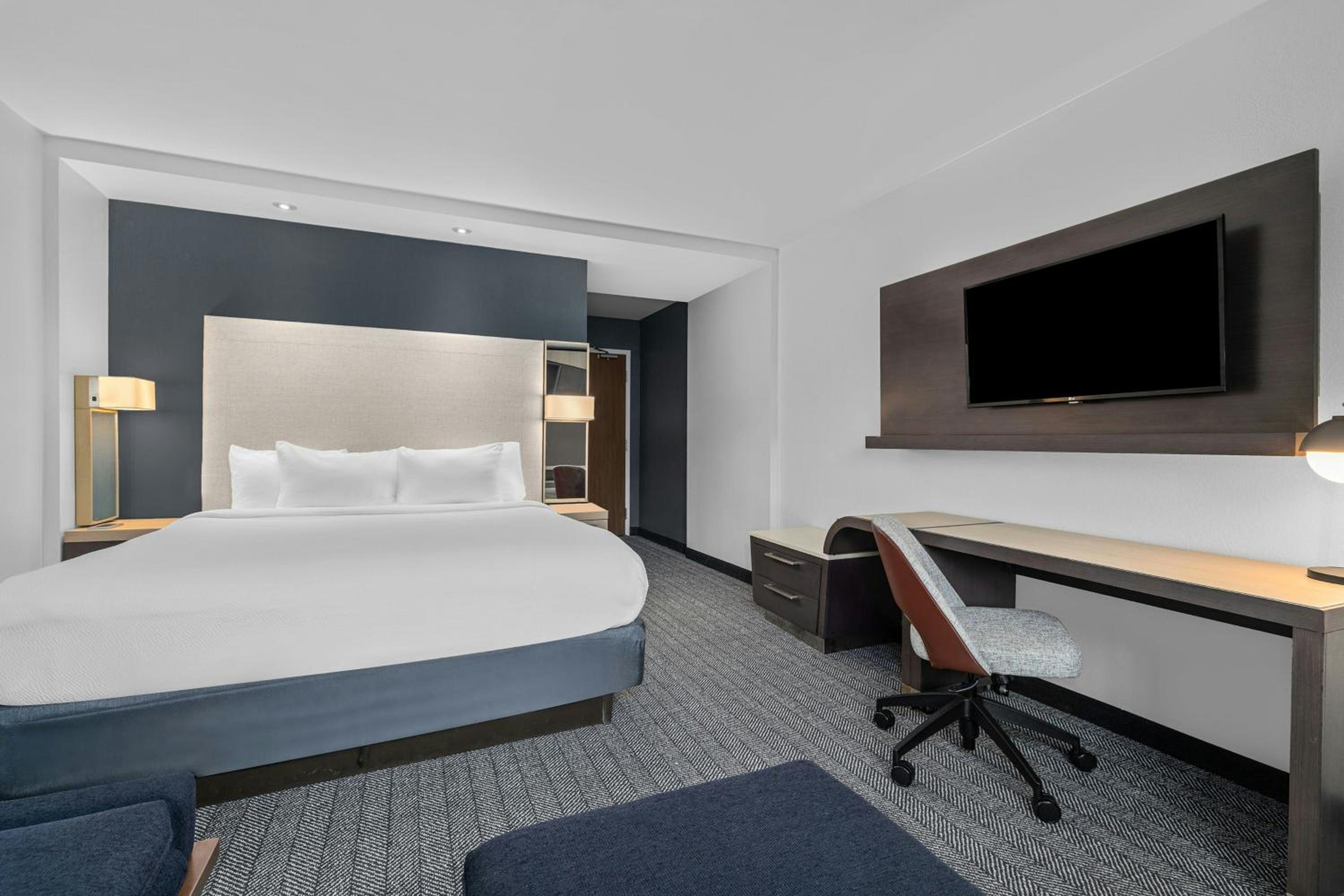 King Room with Roll-In Shower - Mobility Access/Hearing Accessible photo 3