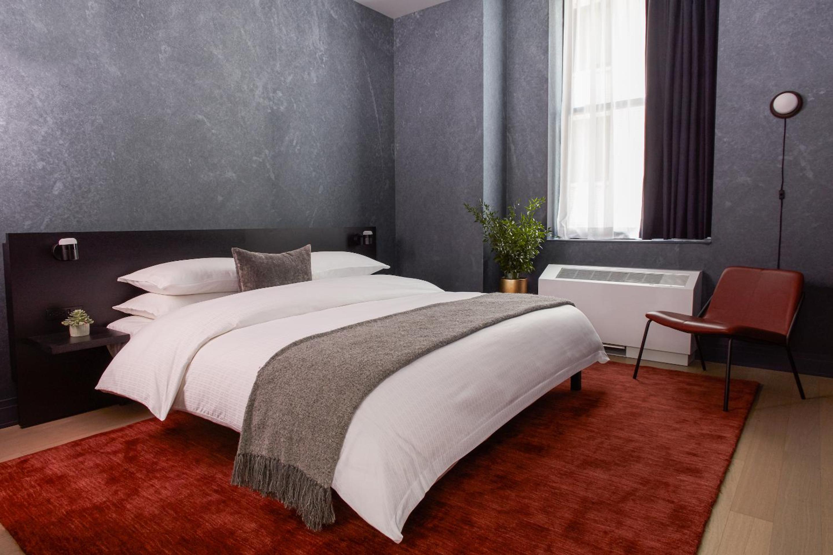 Accessible One Bedroom, King (24/7 Front Desk) thumbnail 5