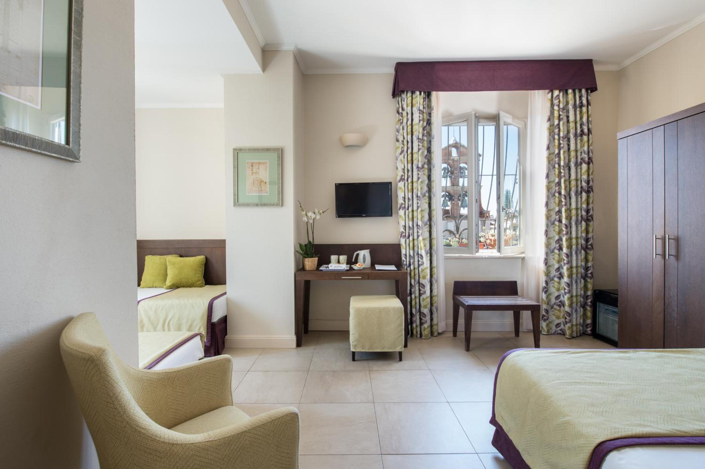 Deluxe Double or Twin Room with City View - Staircase Only photo 2
