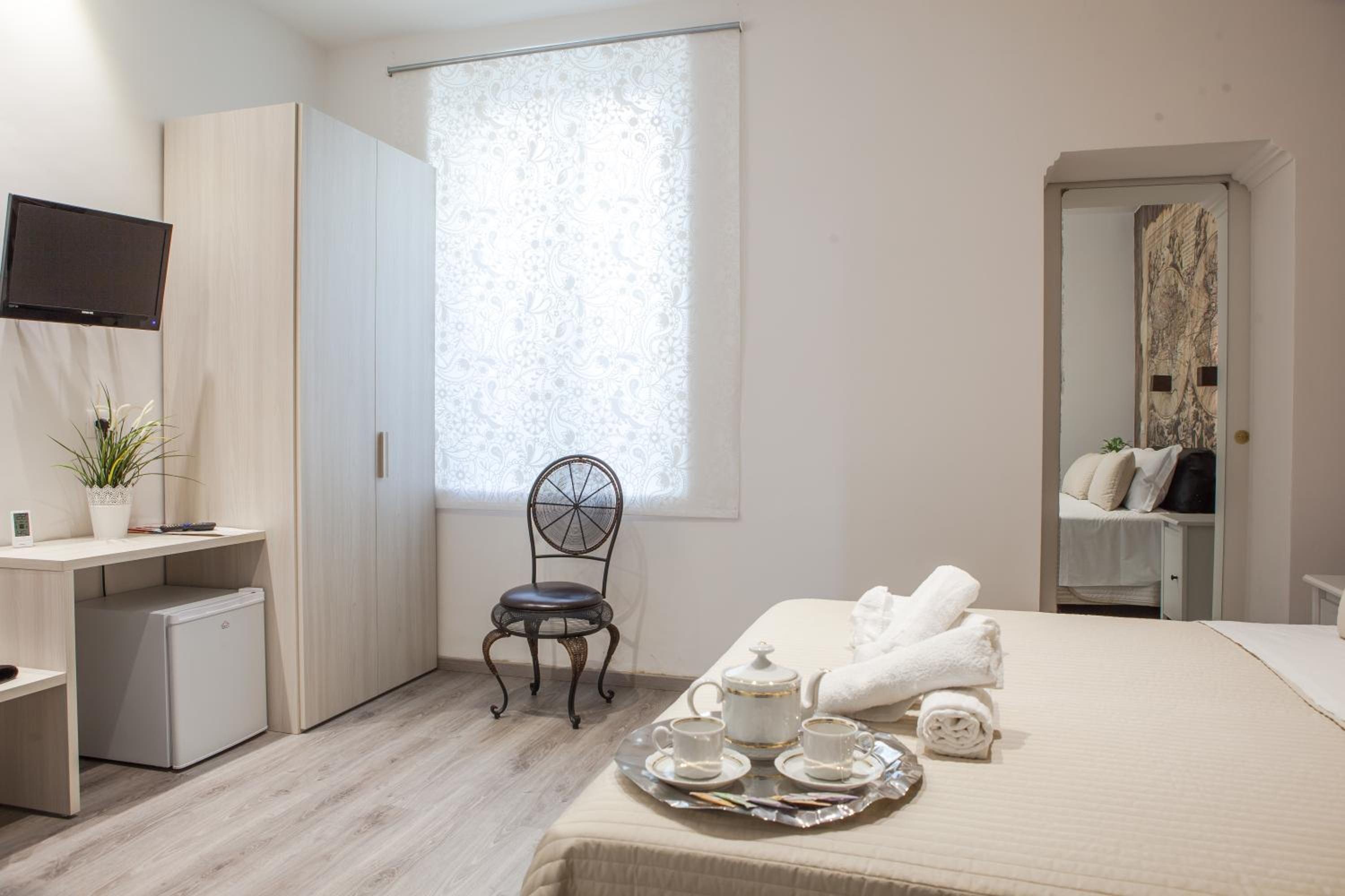 Double Room with Private Bathroom - Photo 16