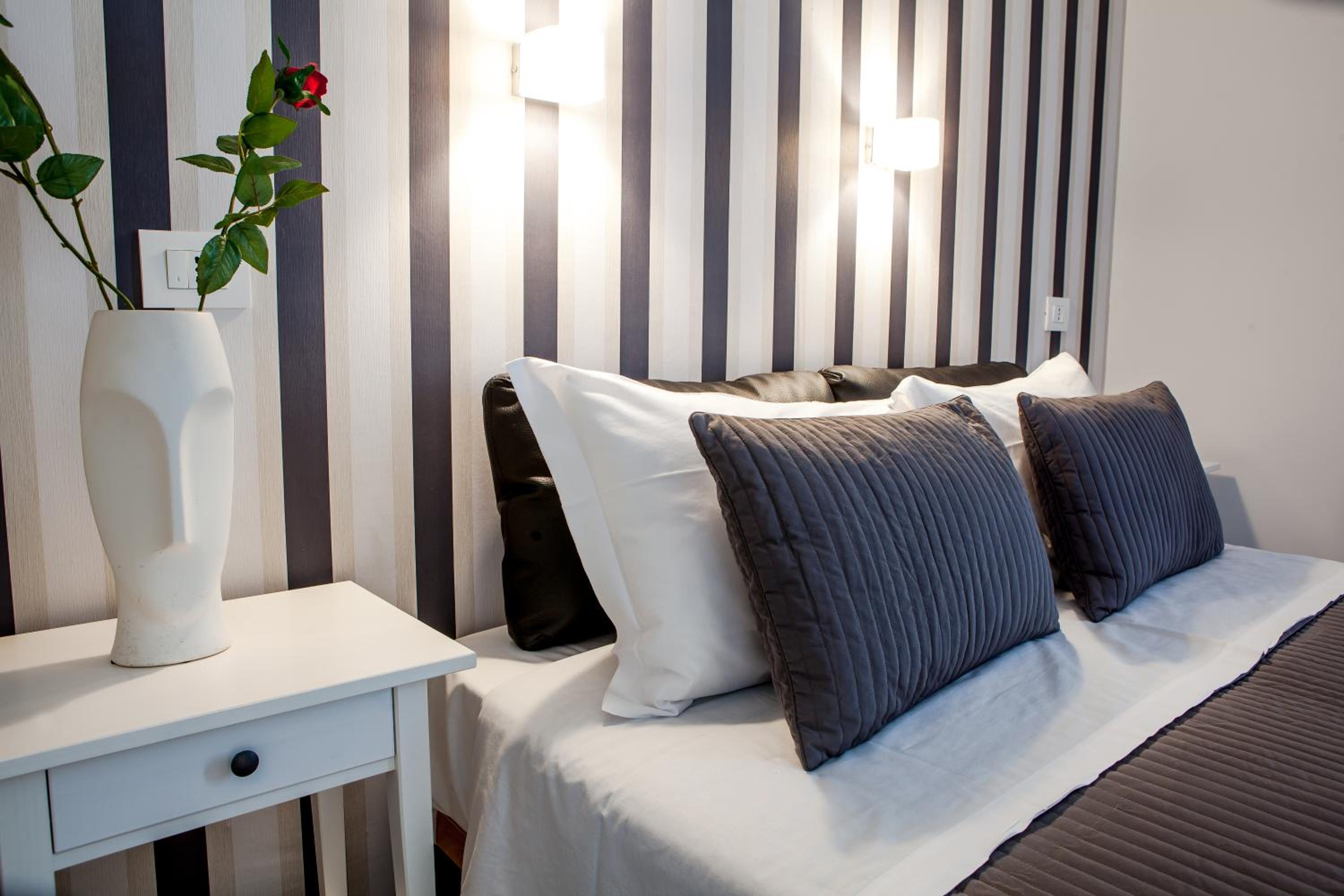 Double Room with Private Bathroom - Photo 8