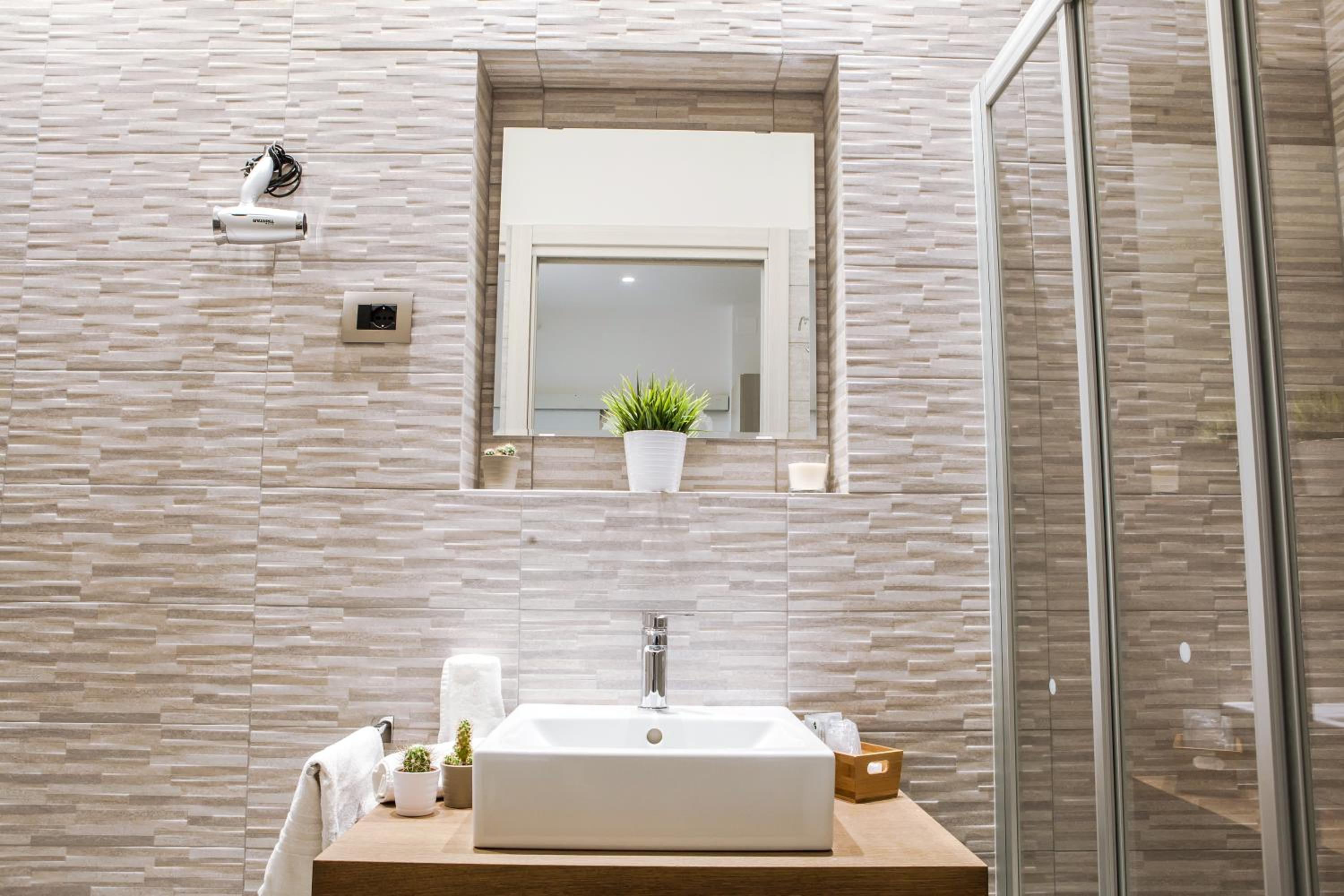 Double Room with Private Bathroom - Photo 2
