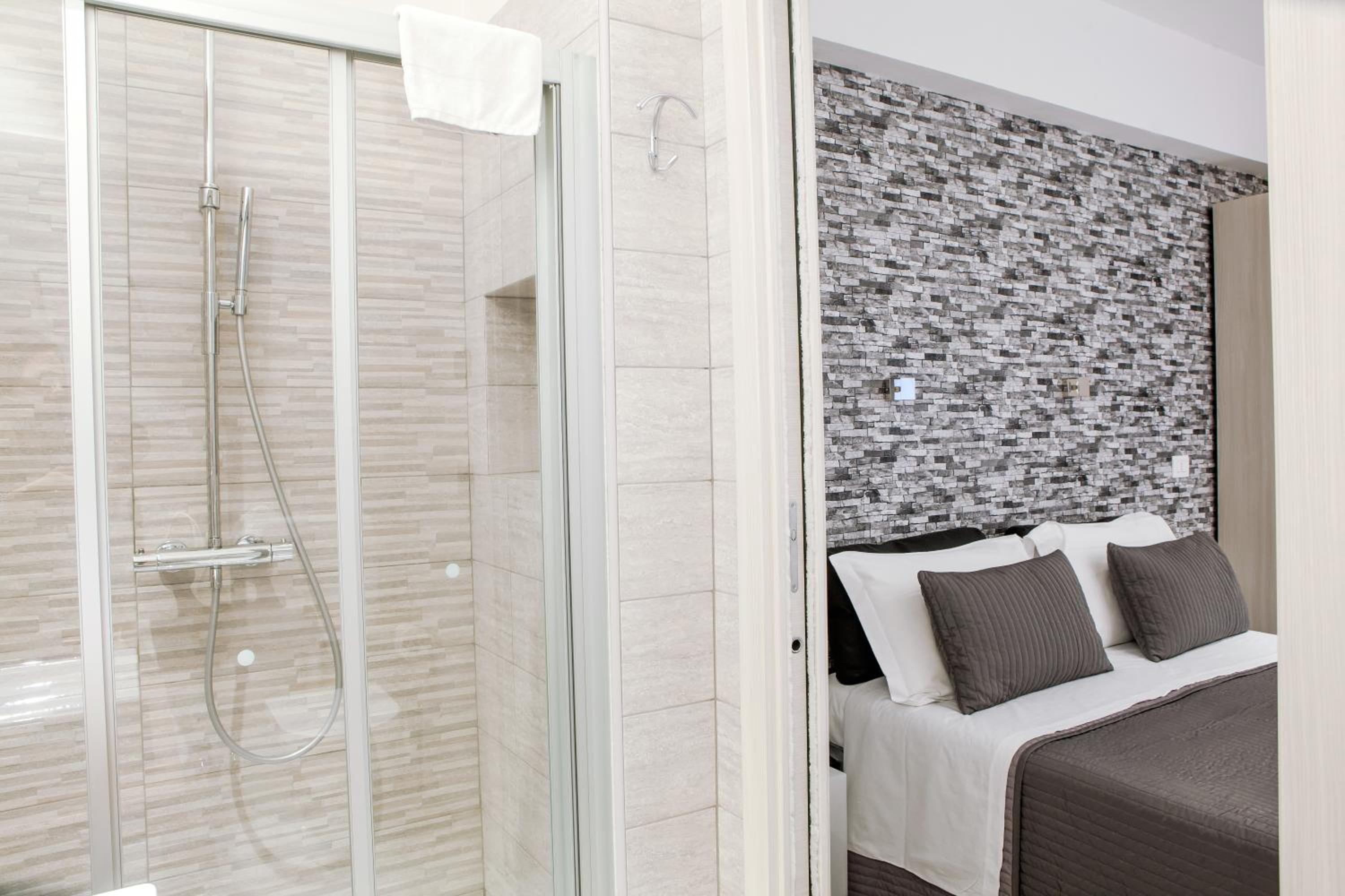 Double Room with Private Bathroom - Photo 10