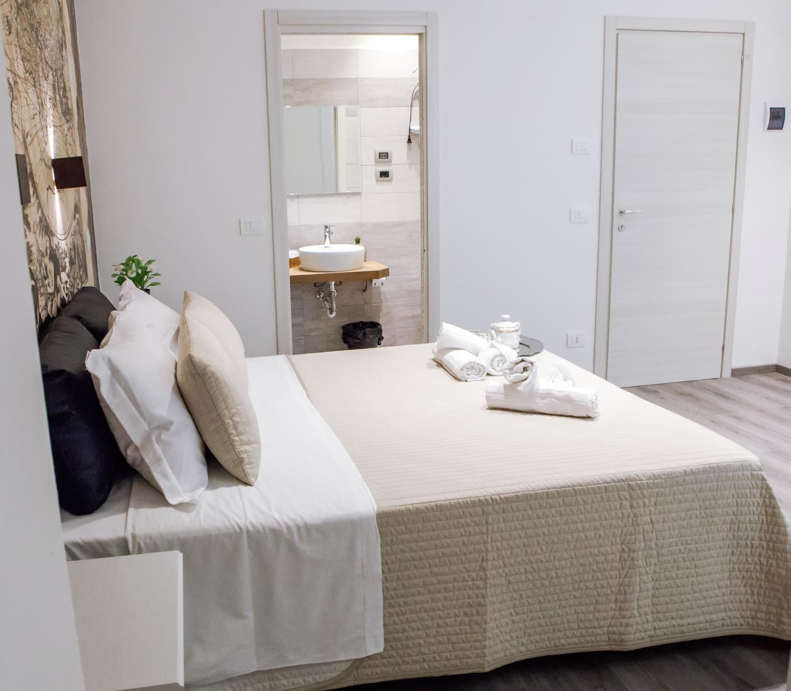 Double Room with Private Bathroom - Photo 17