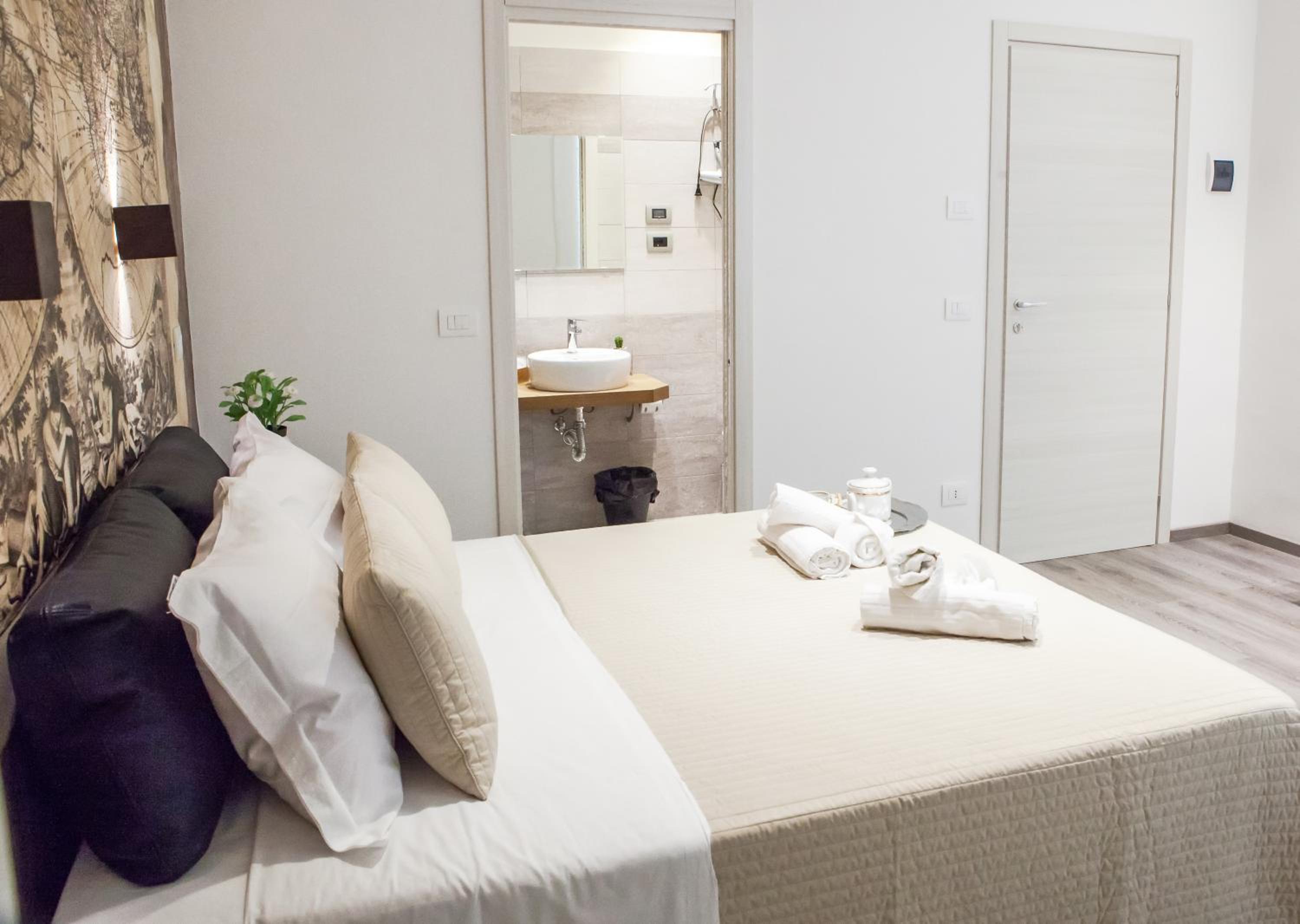 Double Room with Private Bathroom - Photo 8