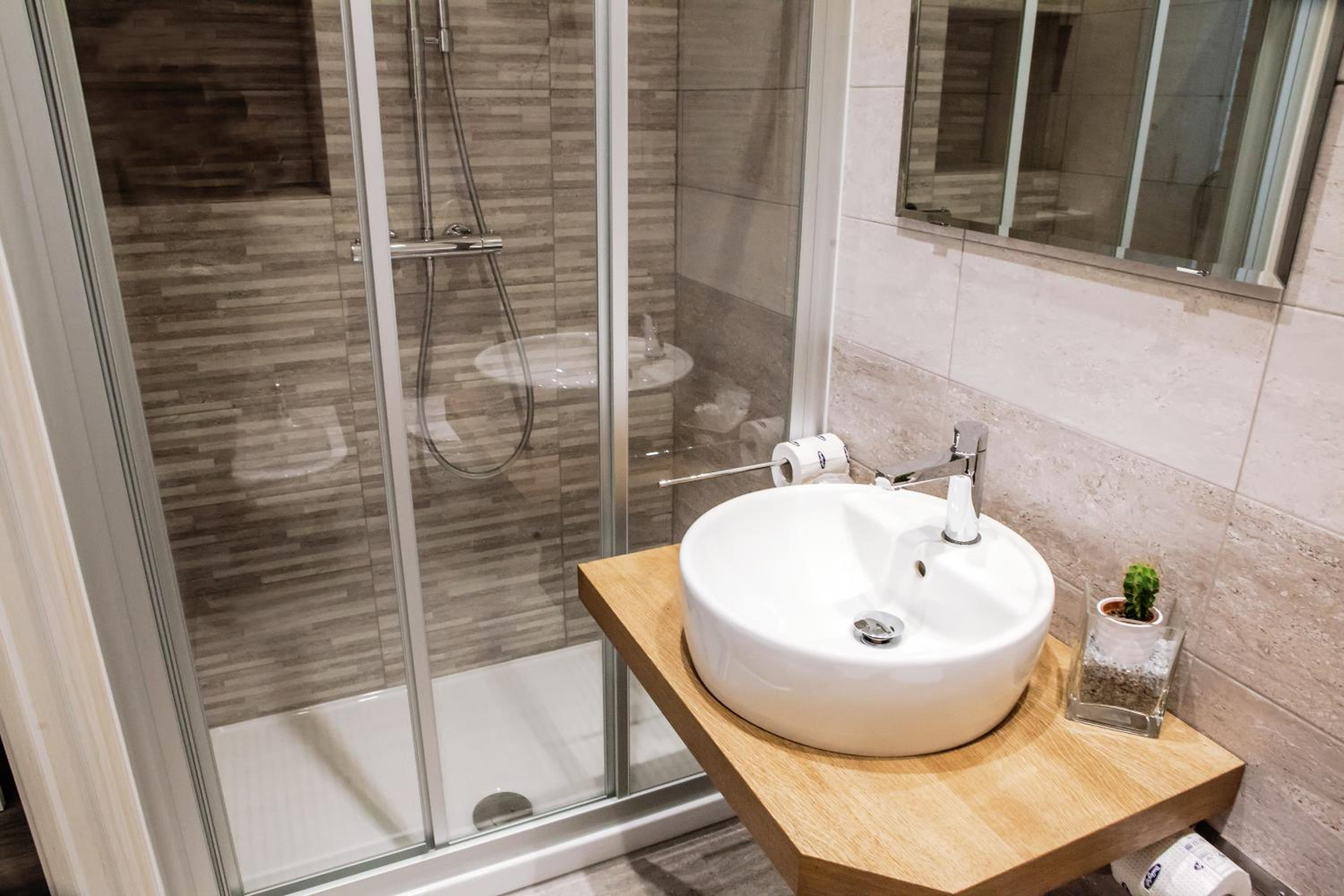 Double Room with Private Bathroom - Photo 19