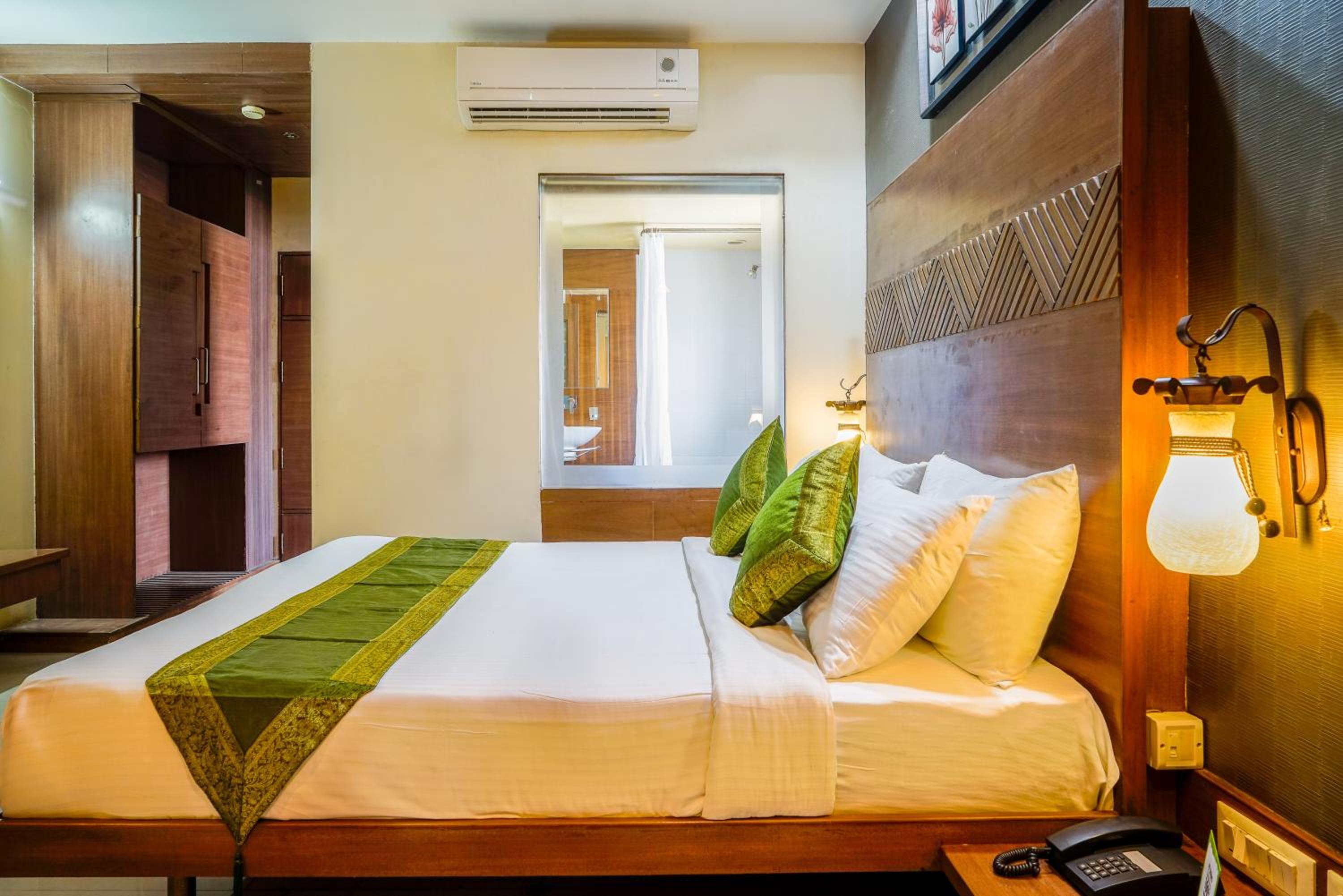[Sanitized] Deluxe Double Room photo 3
