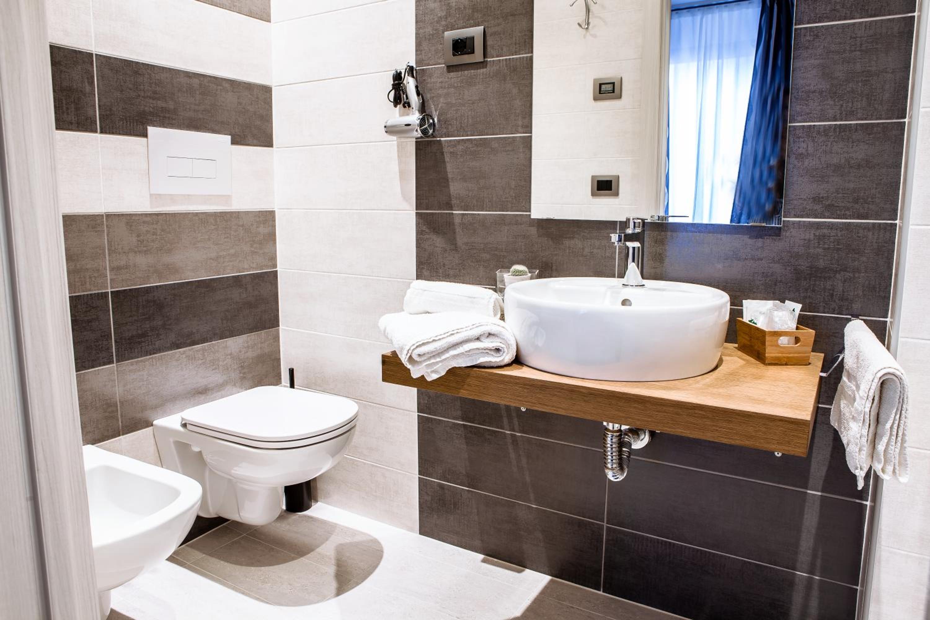Double Room with Private Bathroom - Photo 7