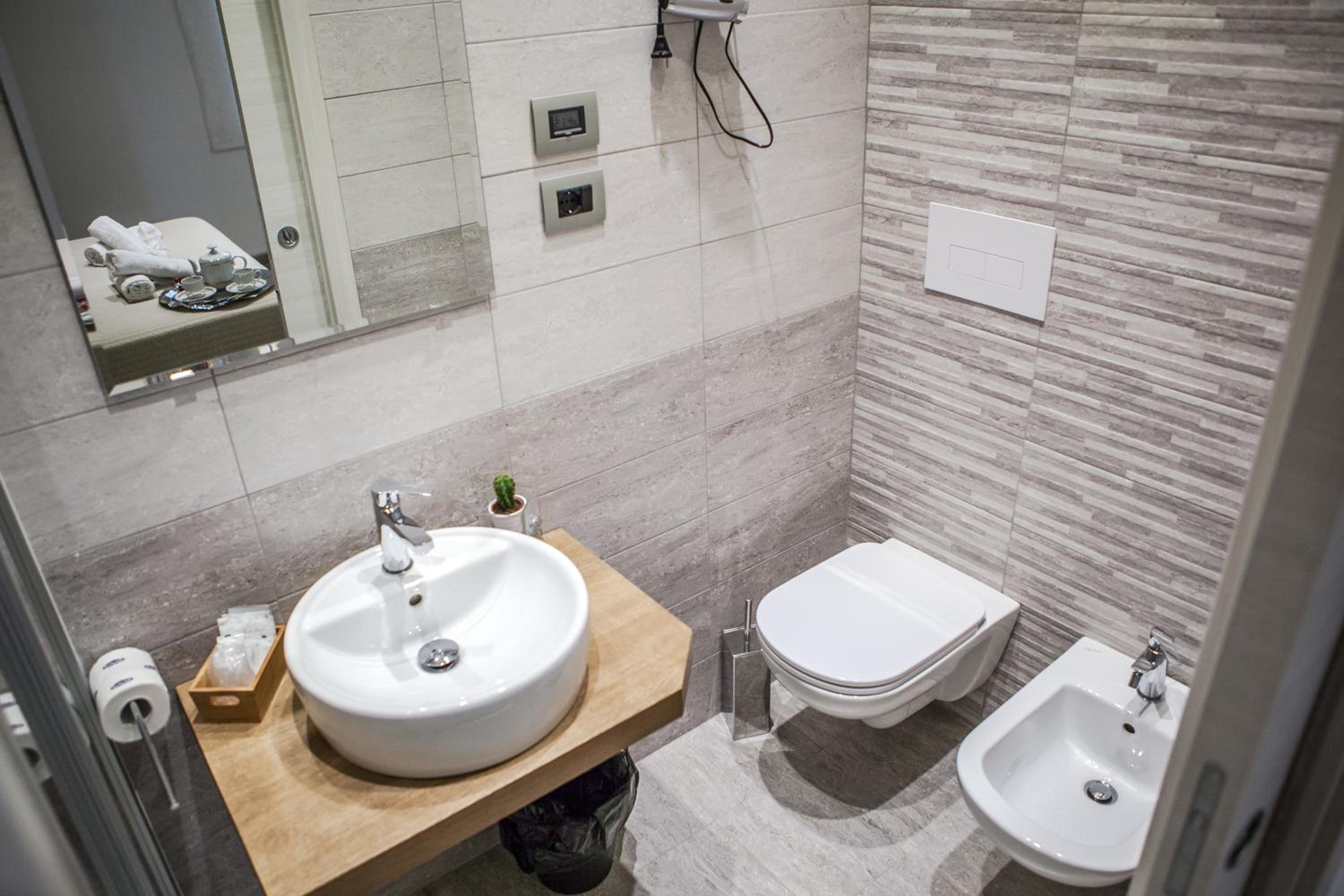 Double Room with Private Bathroom - Photo 18