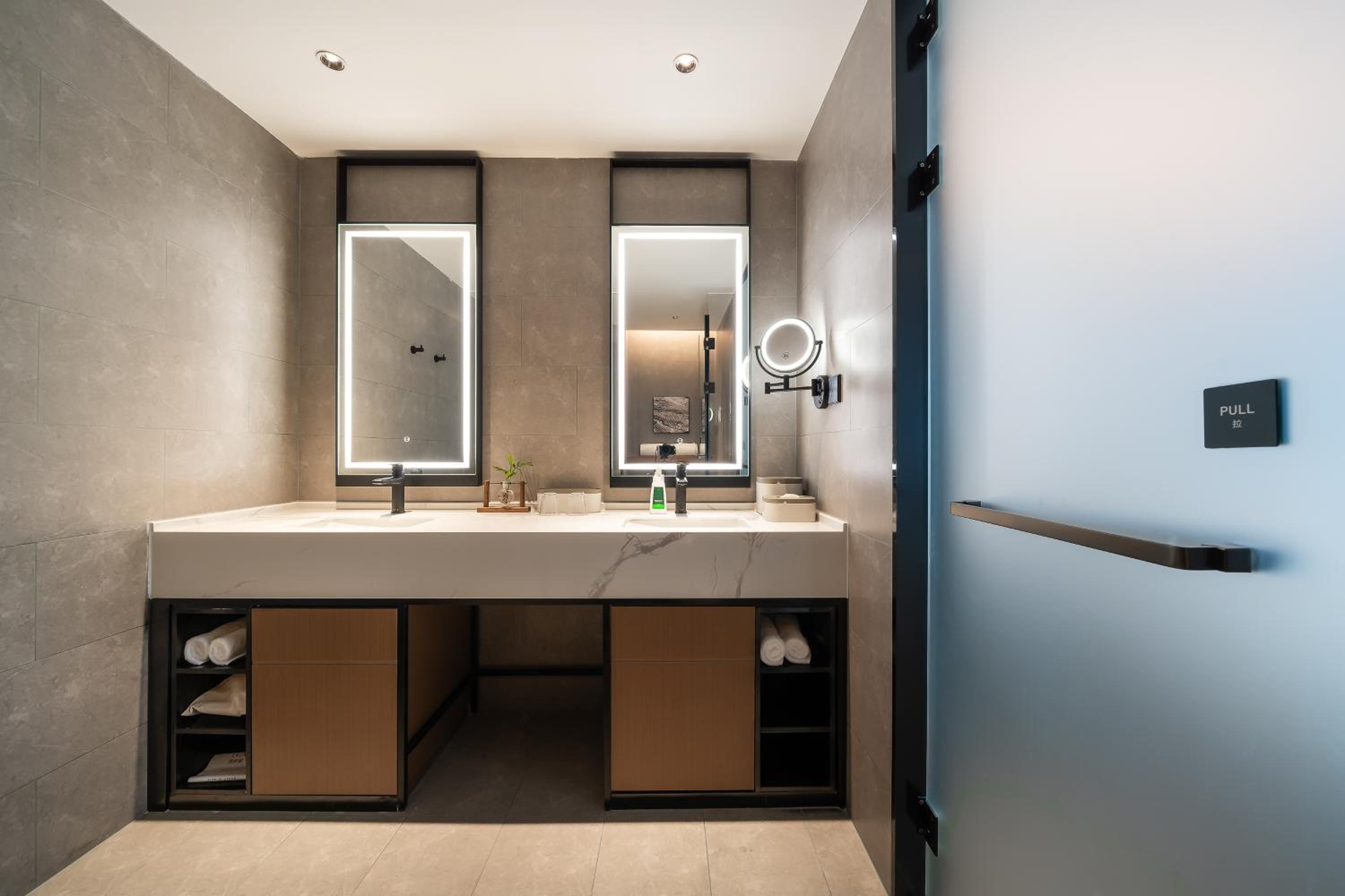 Jimu Suite with City View  photo 1