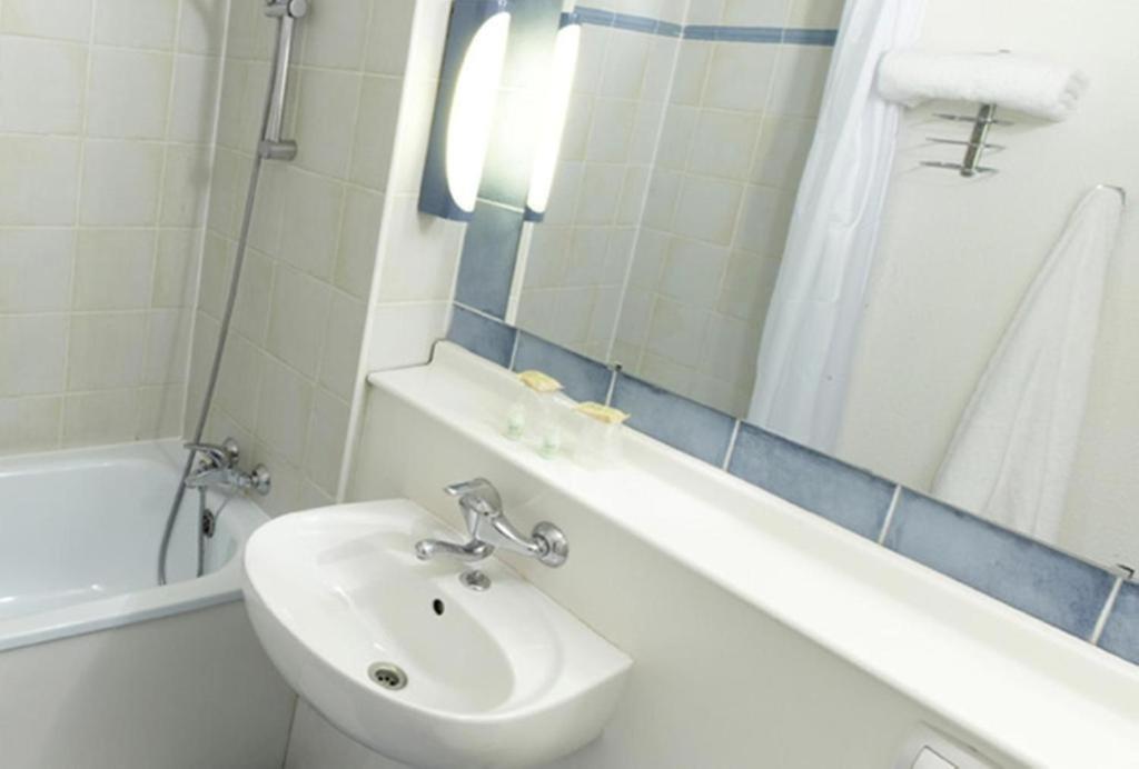 Standard Room with One Double Bed and One Junior Bed (Up To 10 Years) photo 1