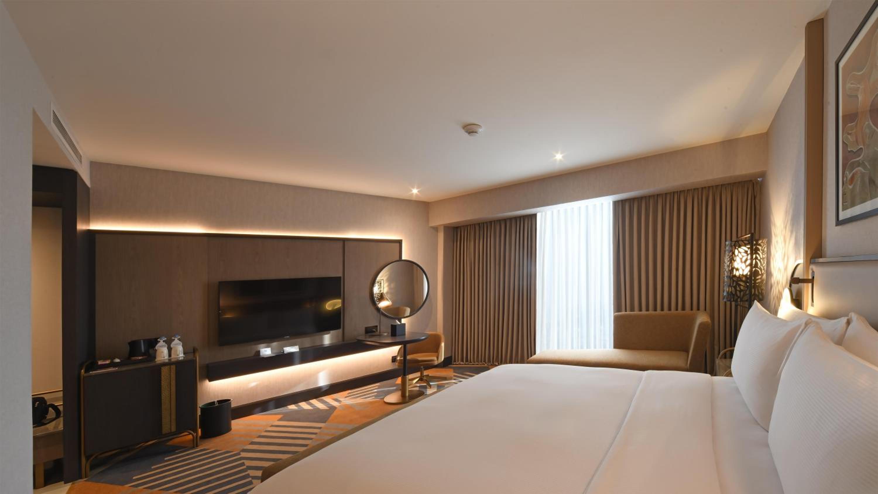Premium King Room - Photo 2