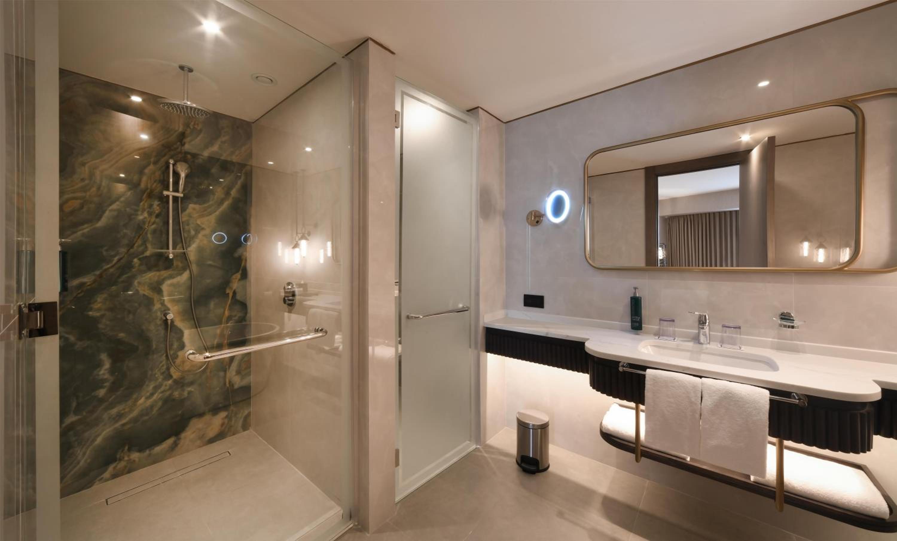 Premium King Room - Photo 5