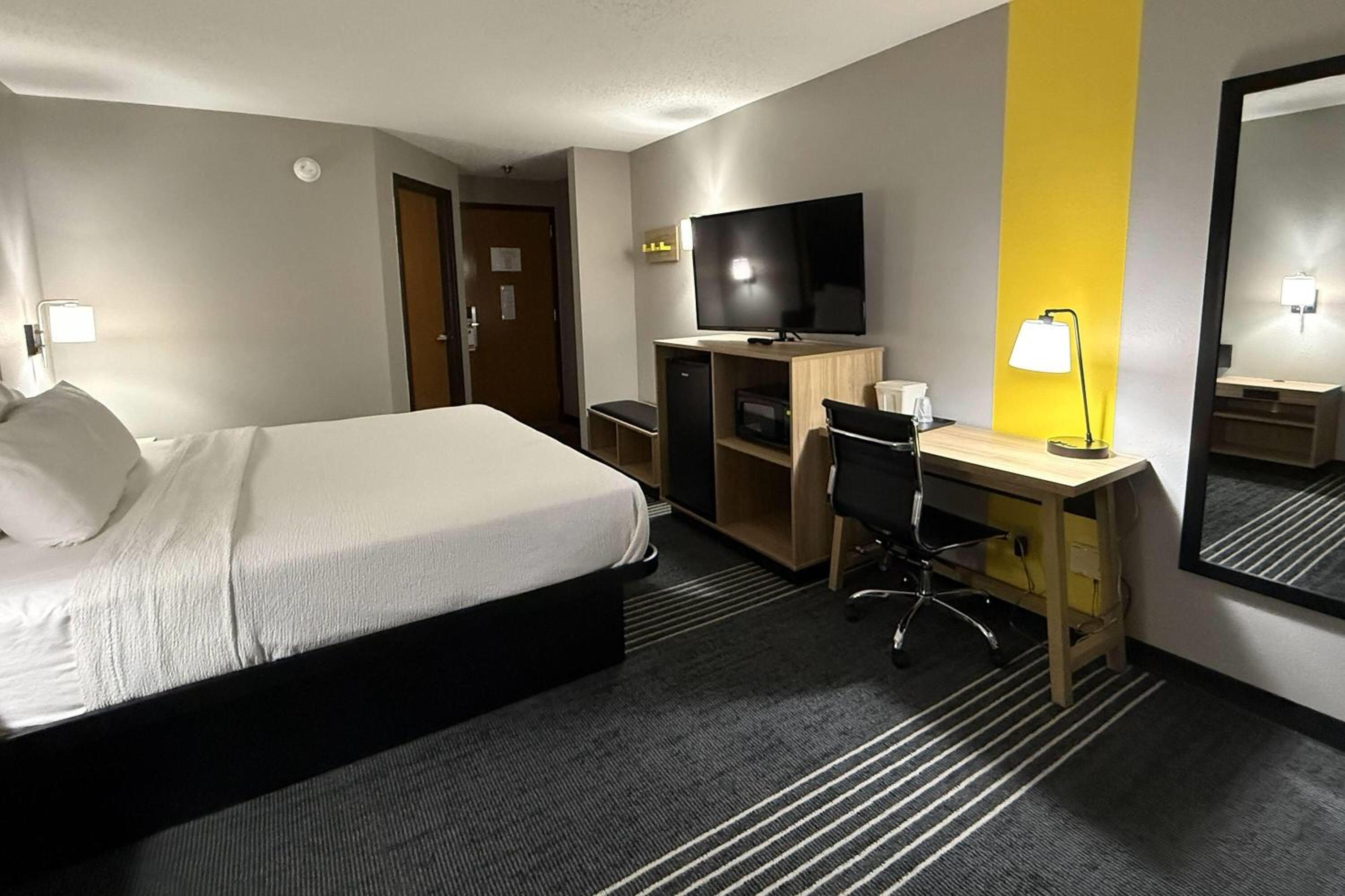 Queen Room with Bathtub with Grab Bars - Mobility Accessible/Non-Smoking photo 1