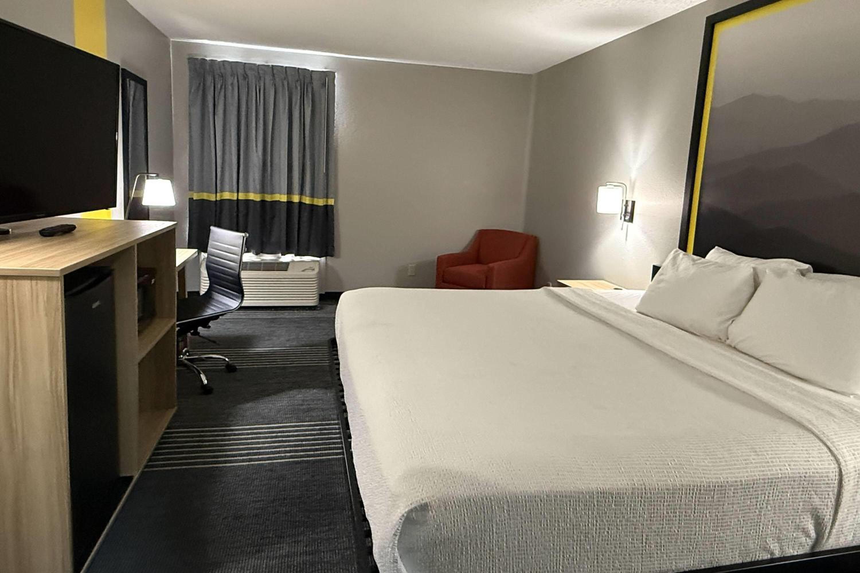 Queen Room with Bathtub with Grab Bars - Mobility Accessible/Non-Smoking photo 3