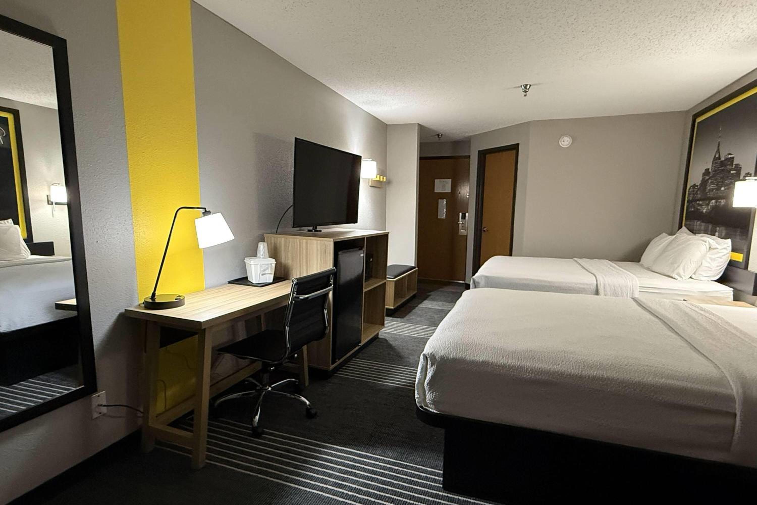 Queen Room with Two Queen Beds - Non-Smoking - Photo 2