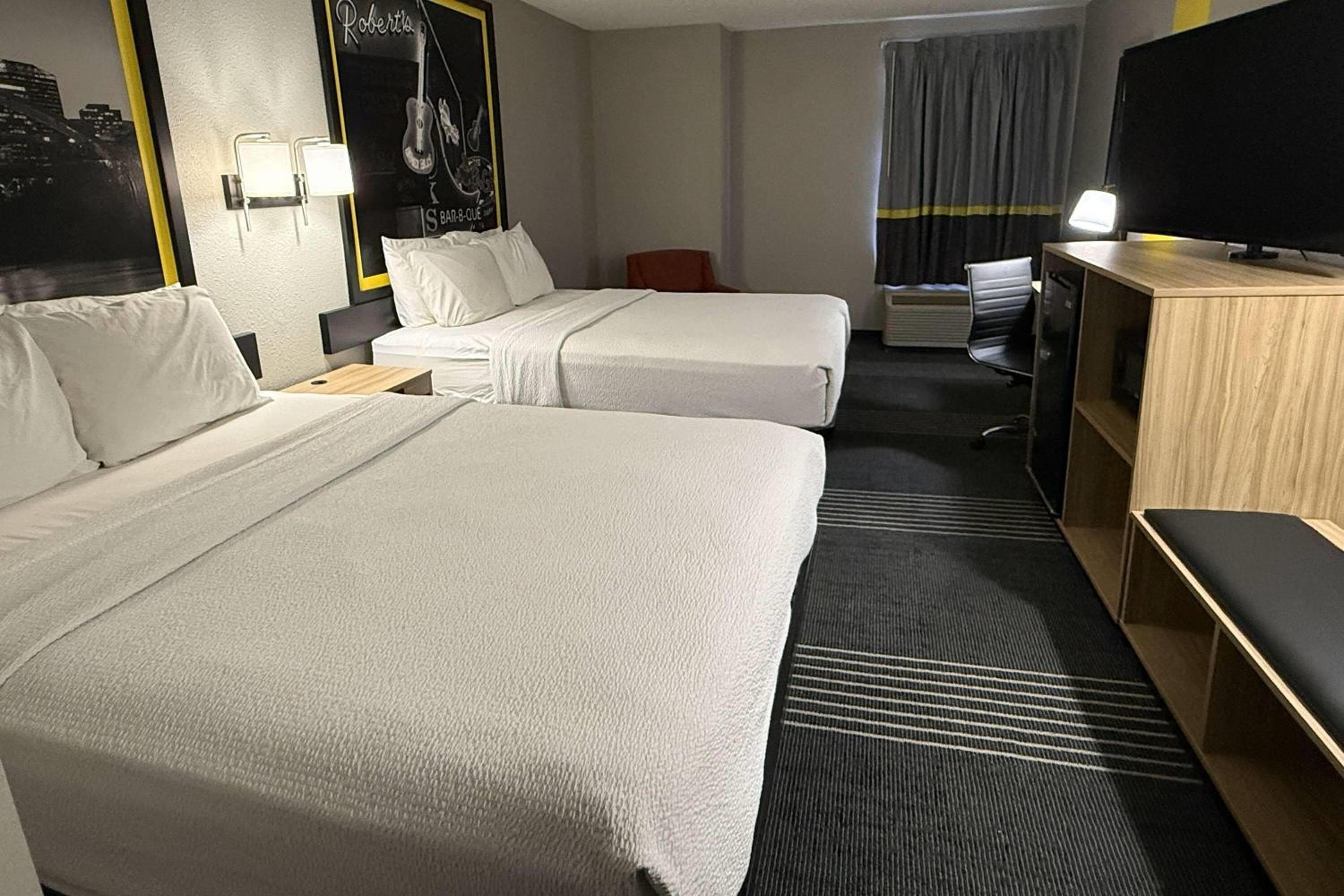 Queen Room with Two Queen Beds - Non-Smoking - Photo 3