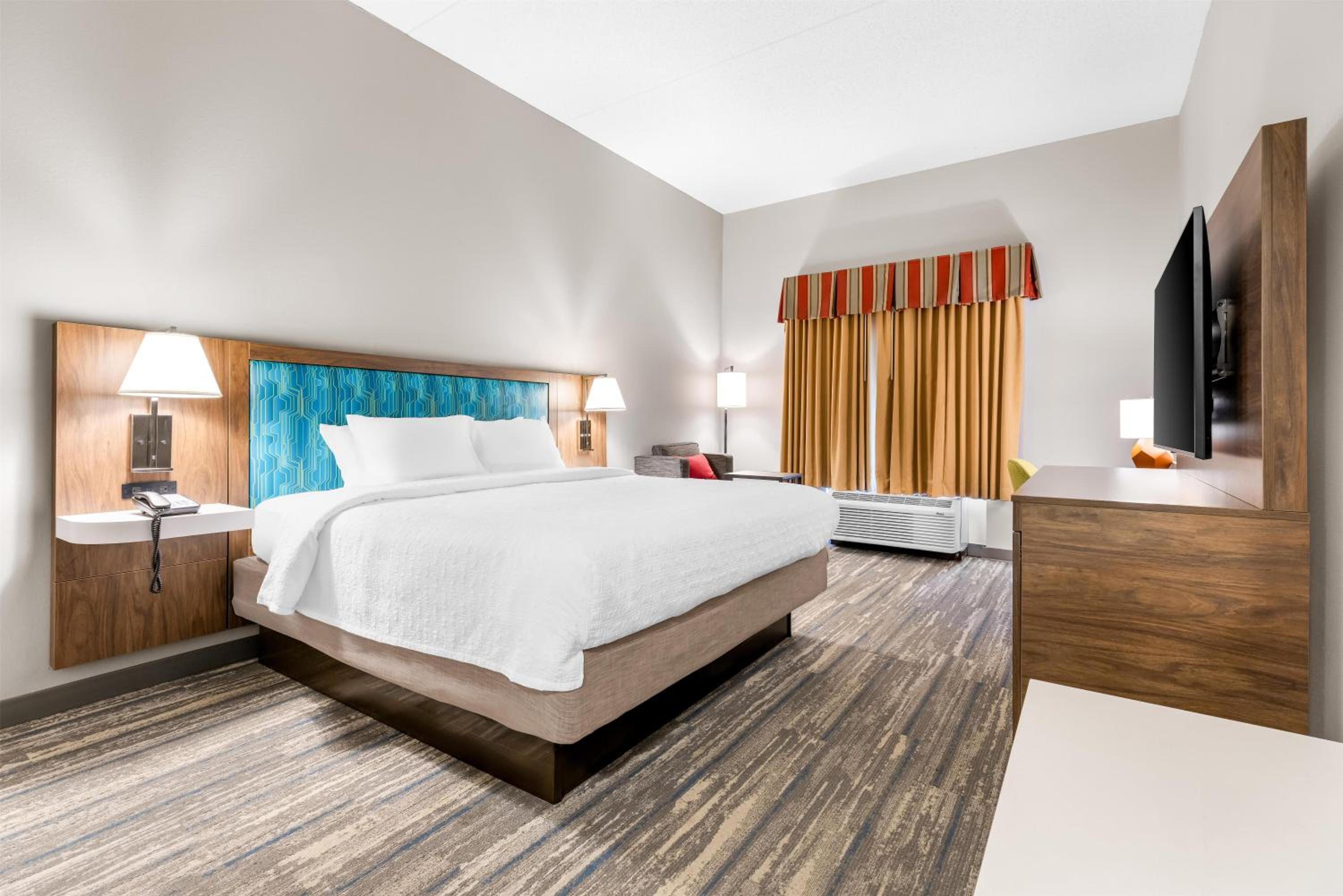 King Room with King Bed - Non-Smoking - Photo 1