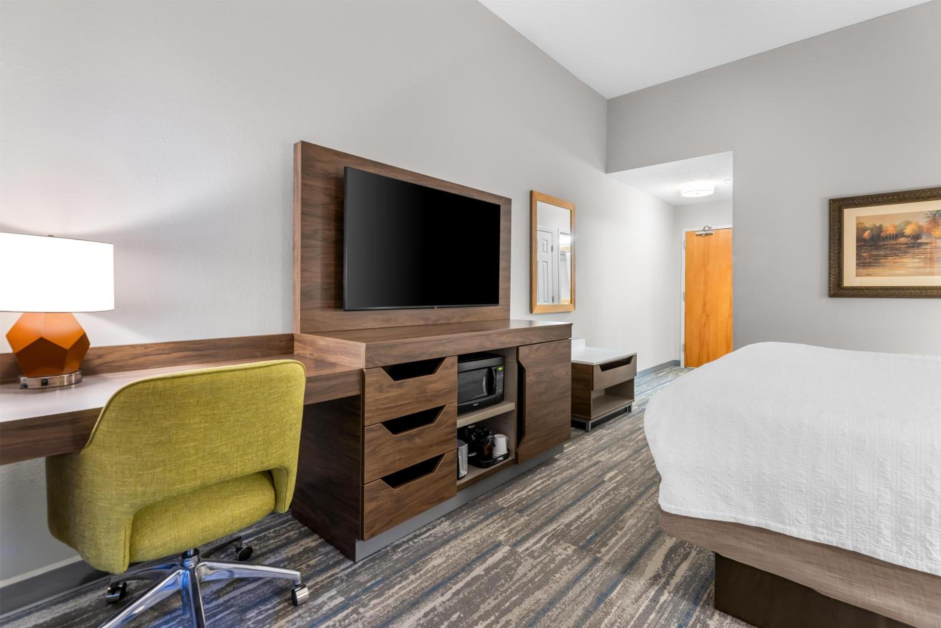 King Room with King Bed - Non-Smoking - Photo 2