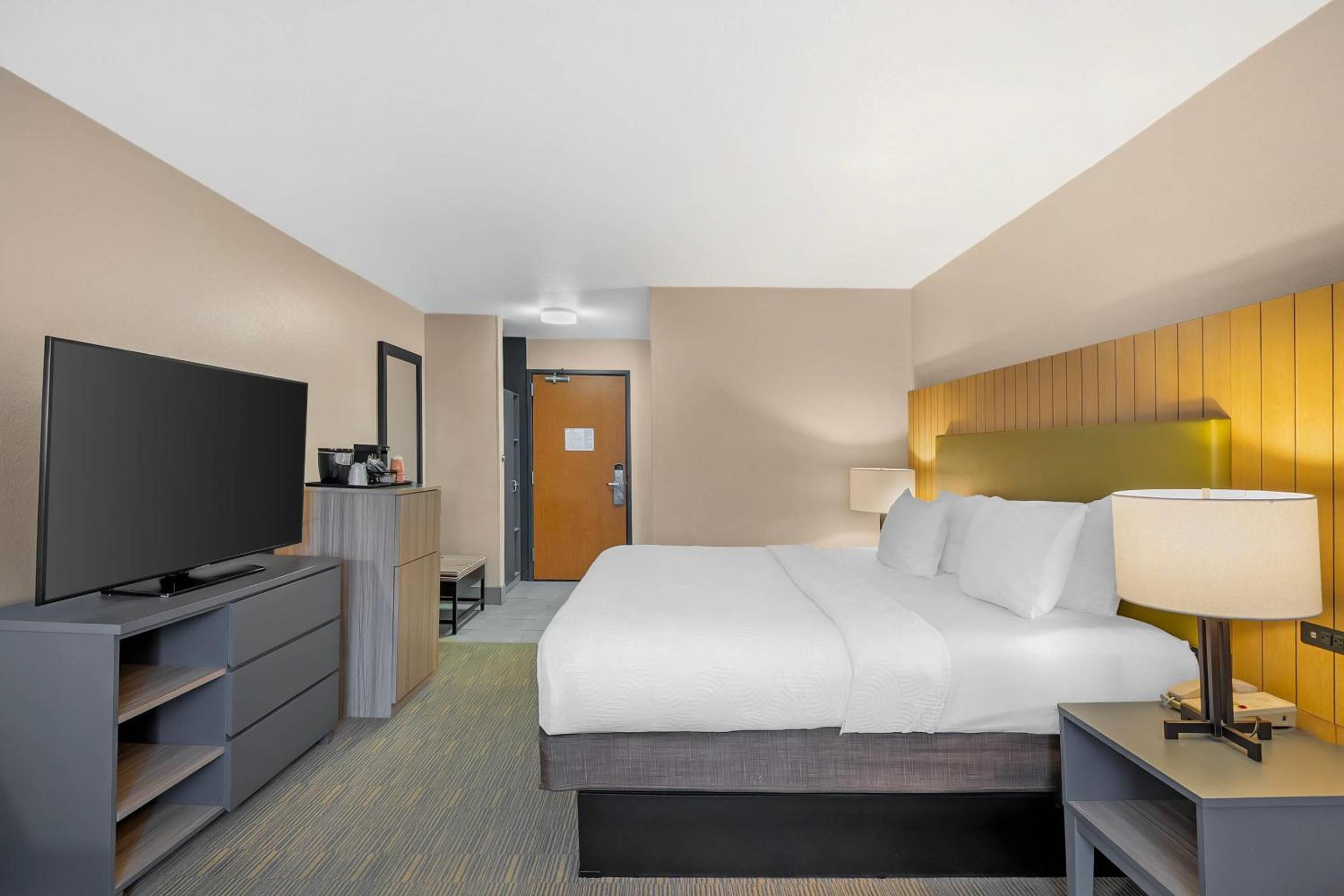 King Room with Roll-In Shower - Disability Access/Non Smoking