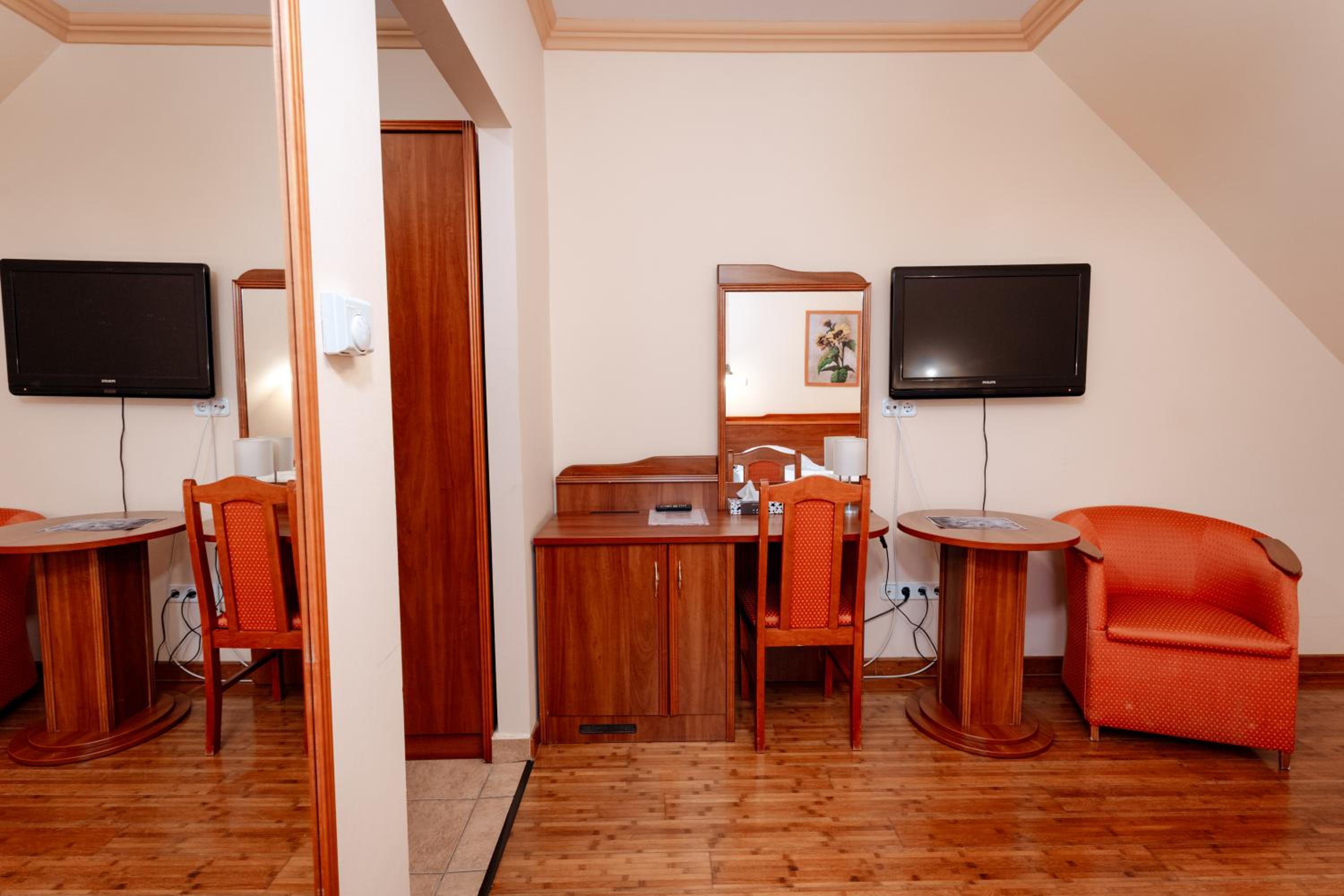 Deluxe Double Room with Two Double Beds photo 2