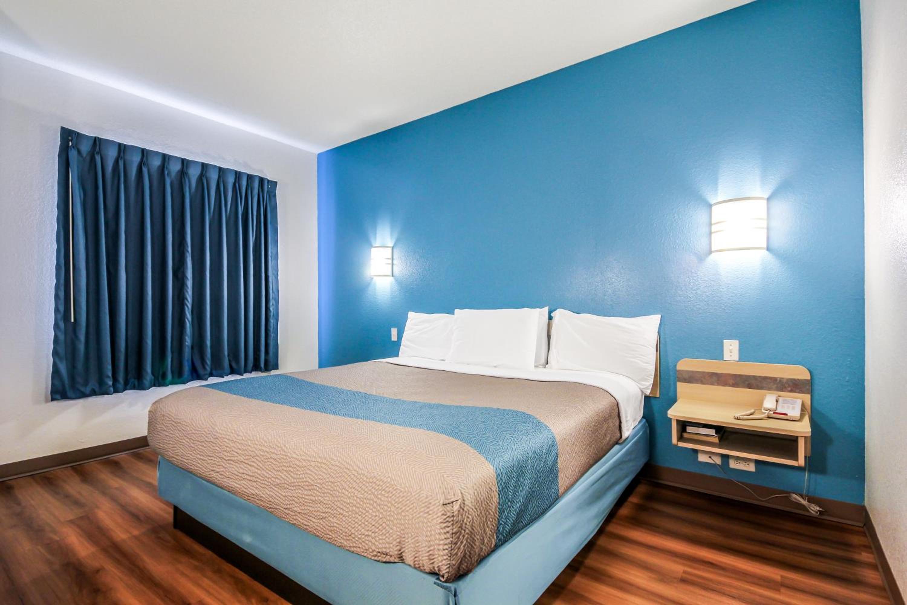 Deluxe King Suite - Non-Smoking - Photo 1