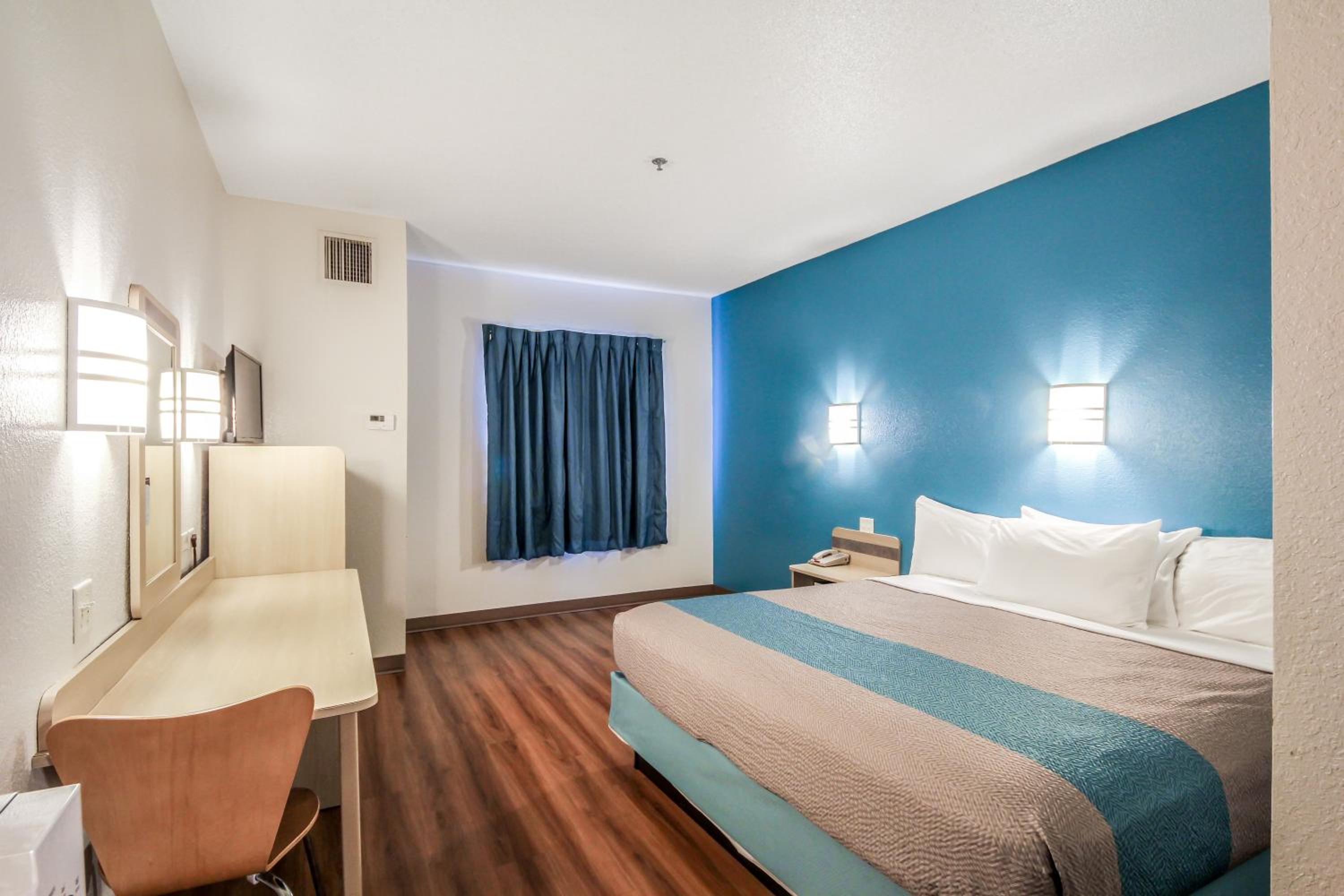 Deluxe King Suite - Non-Smoking - Photo 2