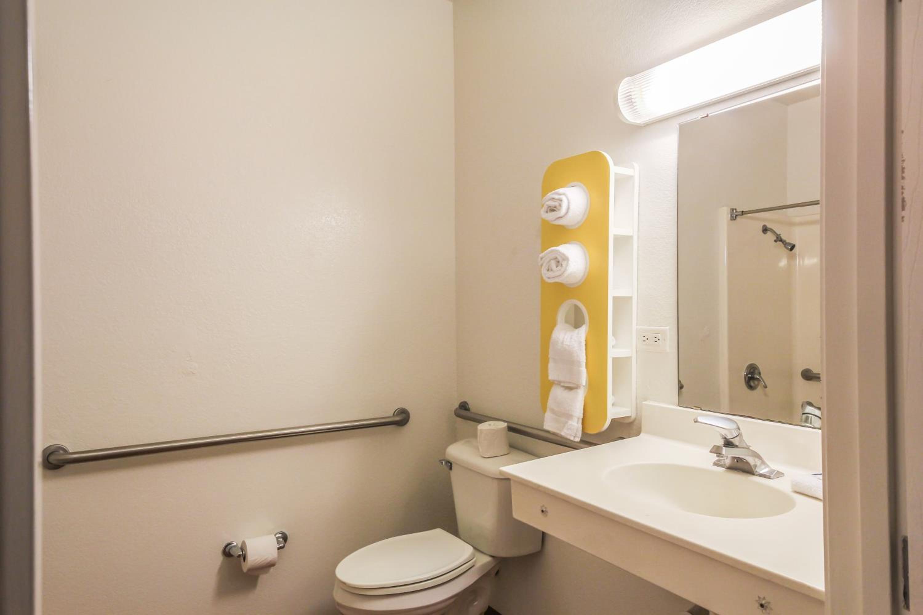 Deluxe King Suite - Non-Smoking - Photo 3
