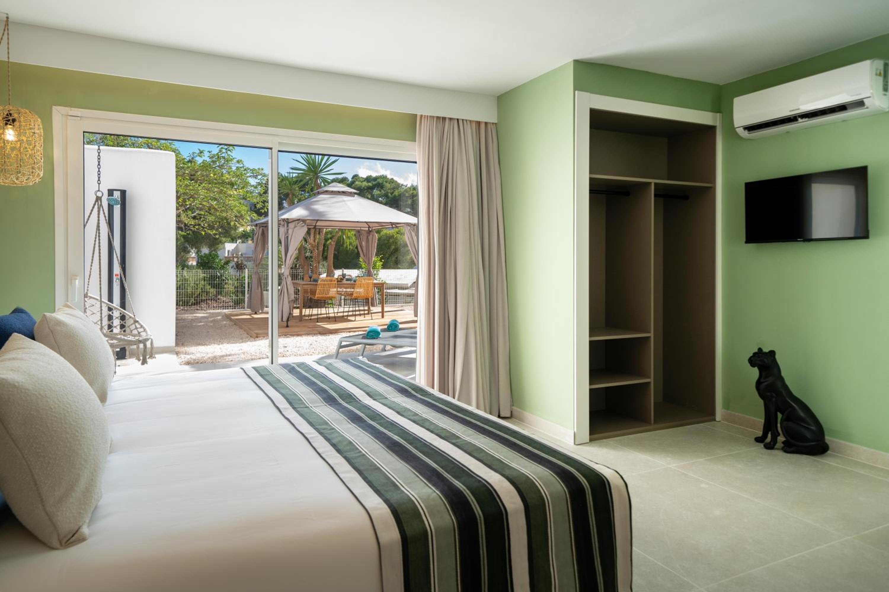 Universal Two-Bedroom Apartment photo 3